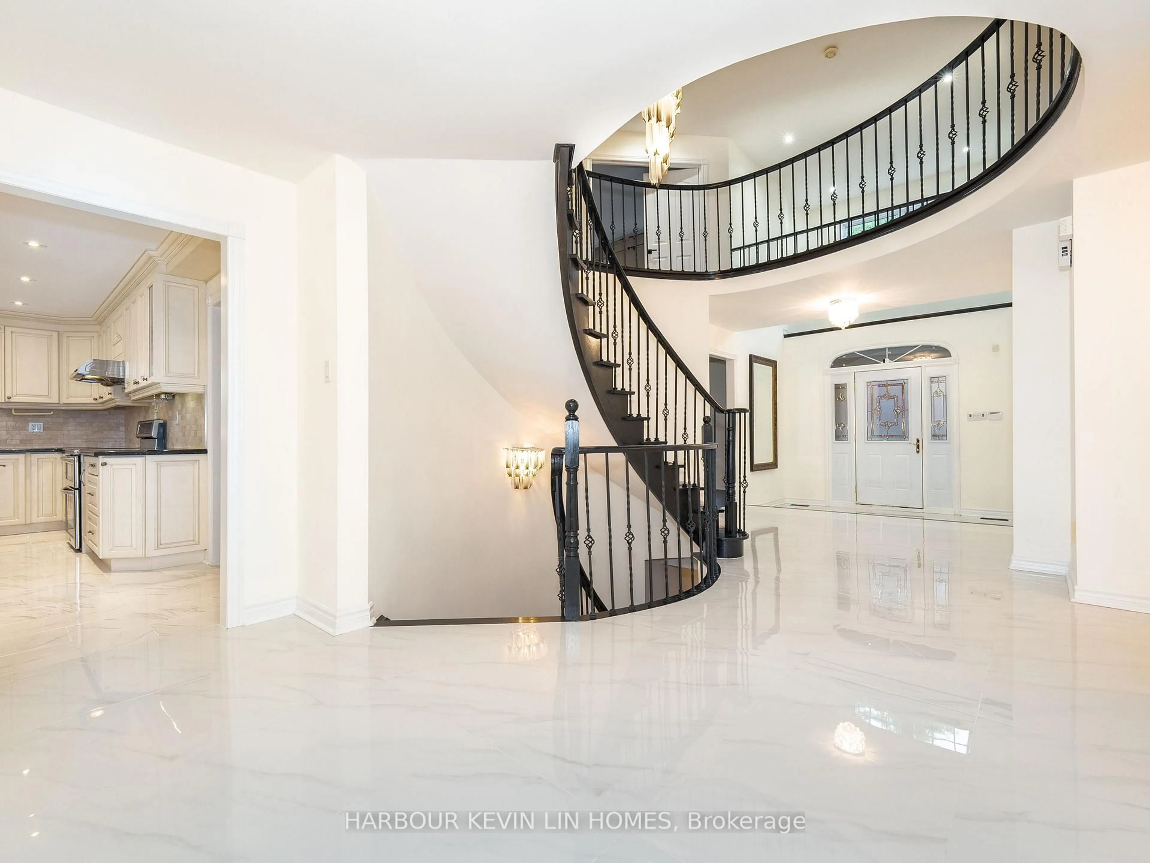 Indoor foyer for 39 Montclair Rd, Richmond Hill Ontario L4B 2T9