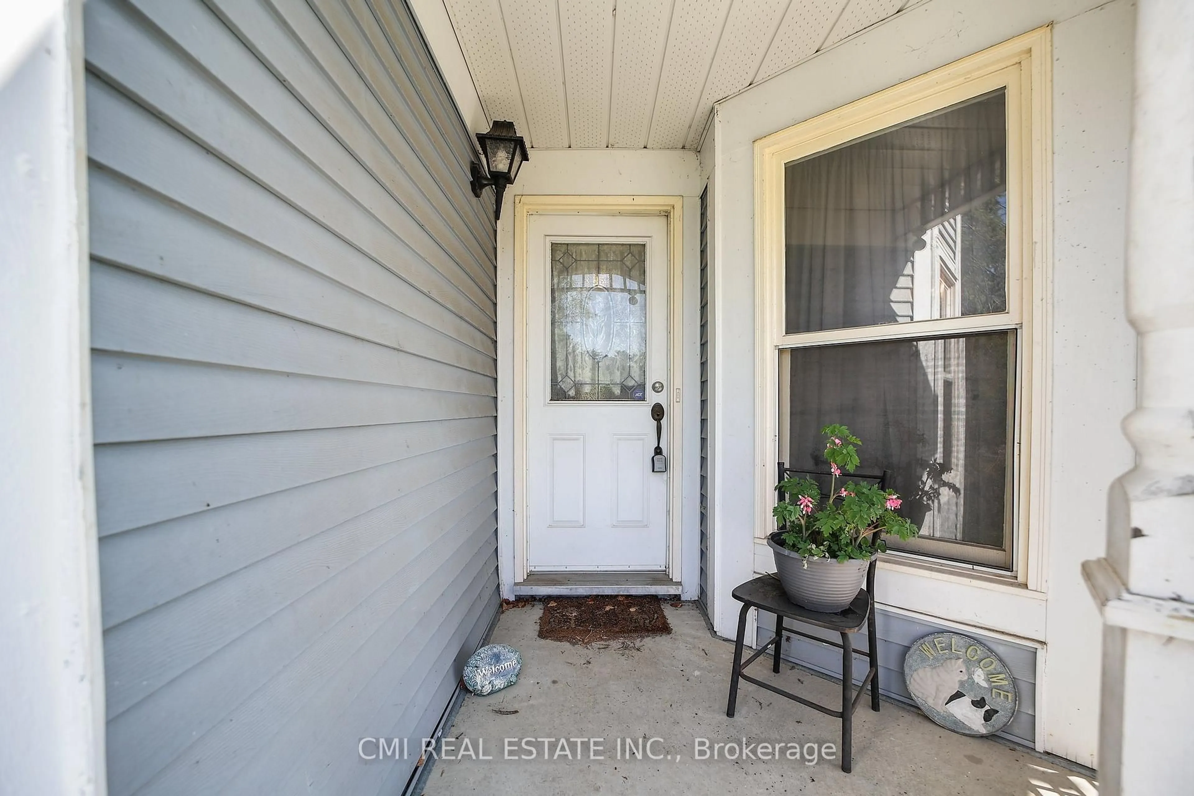 Indoor entryway for 864 Lebanon Dr, Innisfil Ontario L9S 2C4