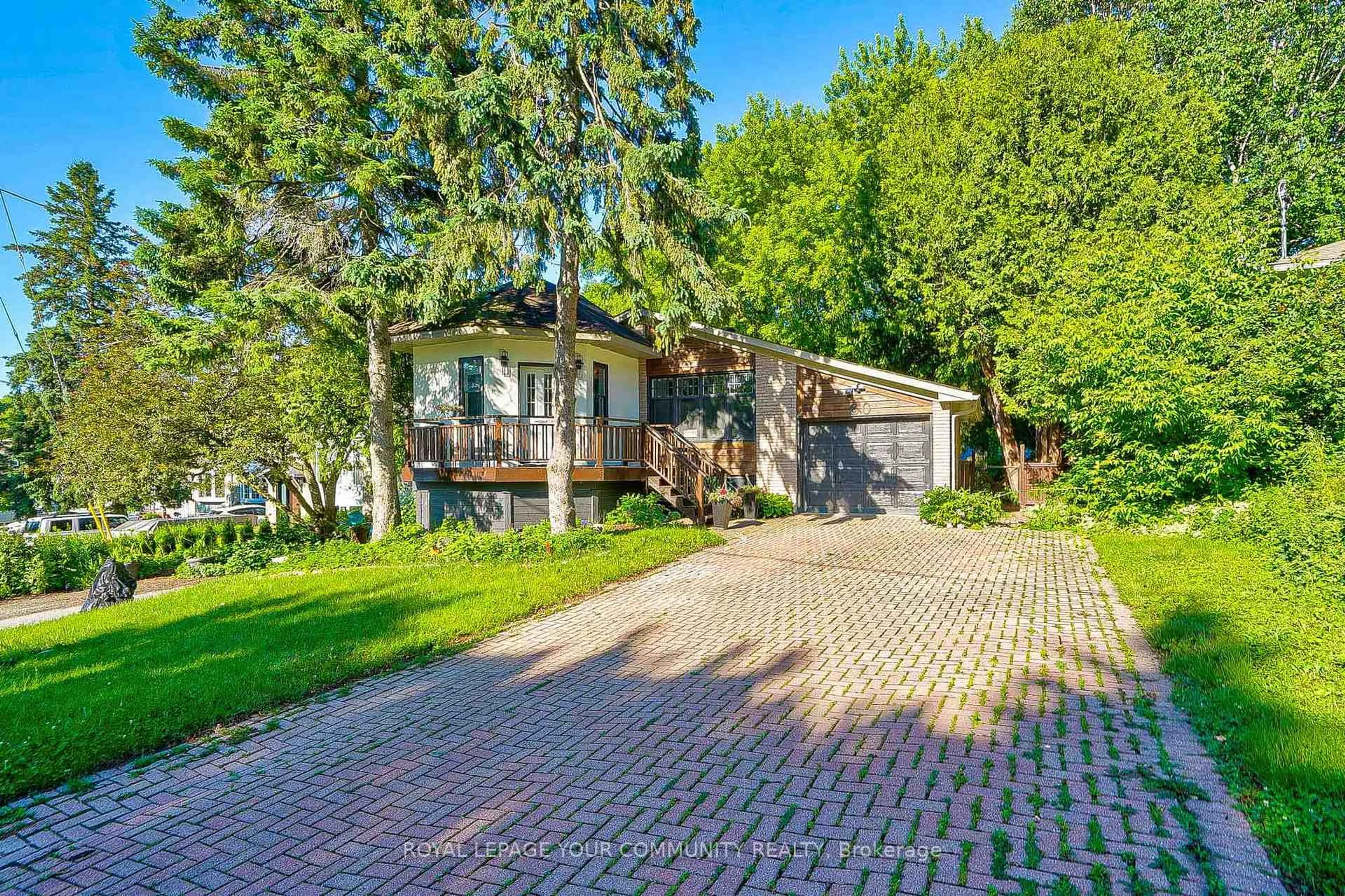 A pic from outside/outdoor area/front of a property/back of a property/a pic from drone, street for 60 Hillview Dr, Newmarket Ontario L3Y 4H9