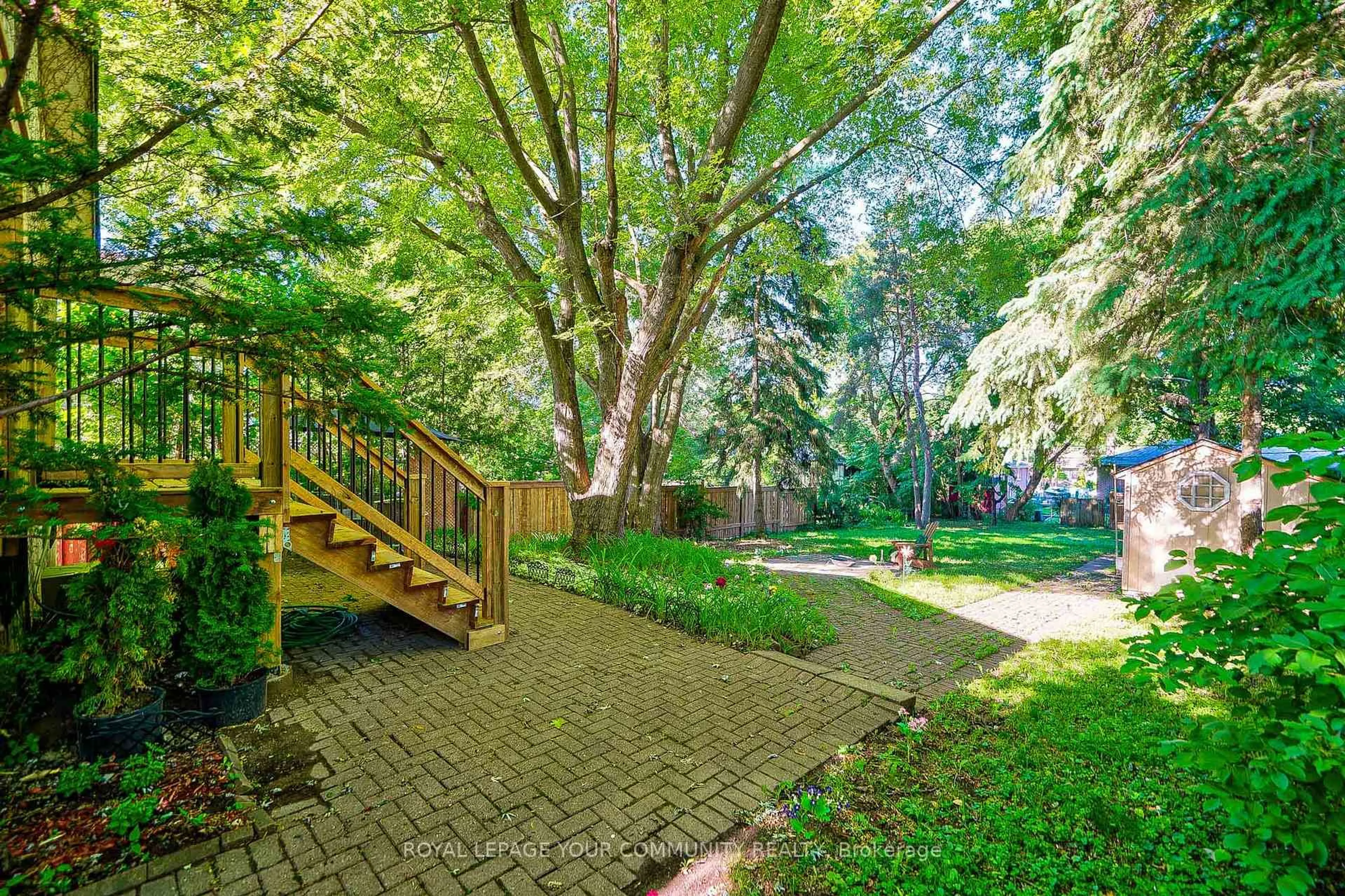 Patio, forest/trees view for 60 Hillview Dr, Newmarket Ontario L3Y 4H9