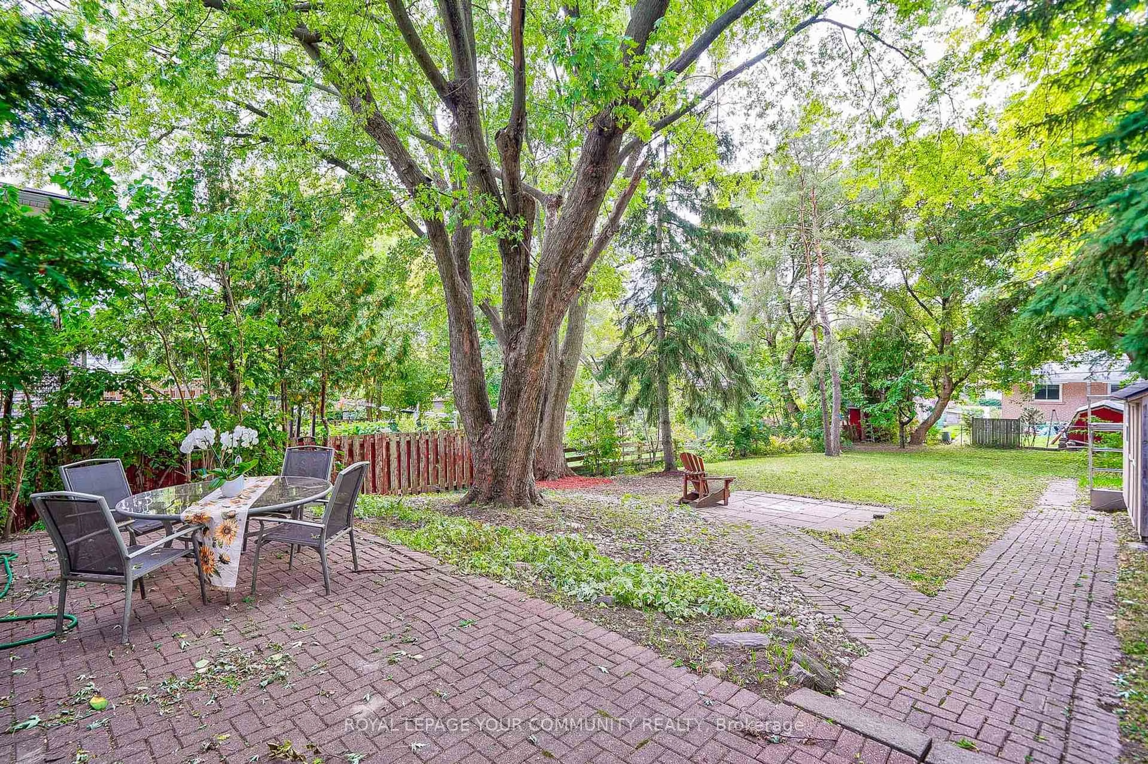 Patio, forest/trees view for 60 Hillview Dr, Newmarket Ontario L3Y 4H9