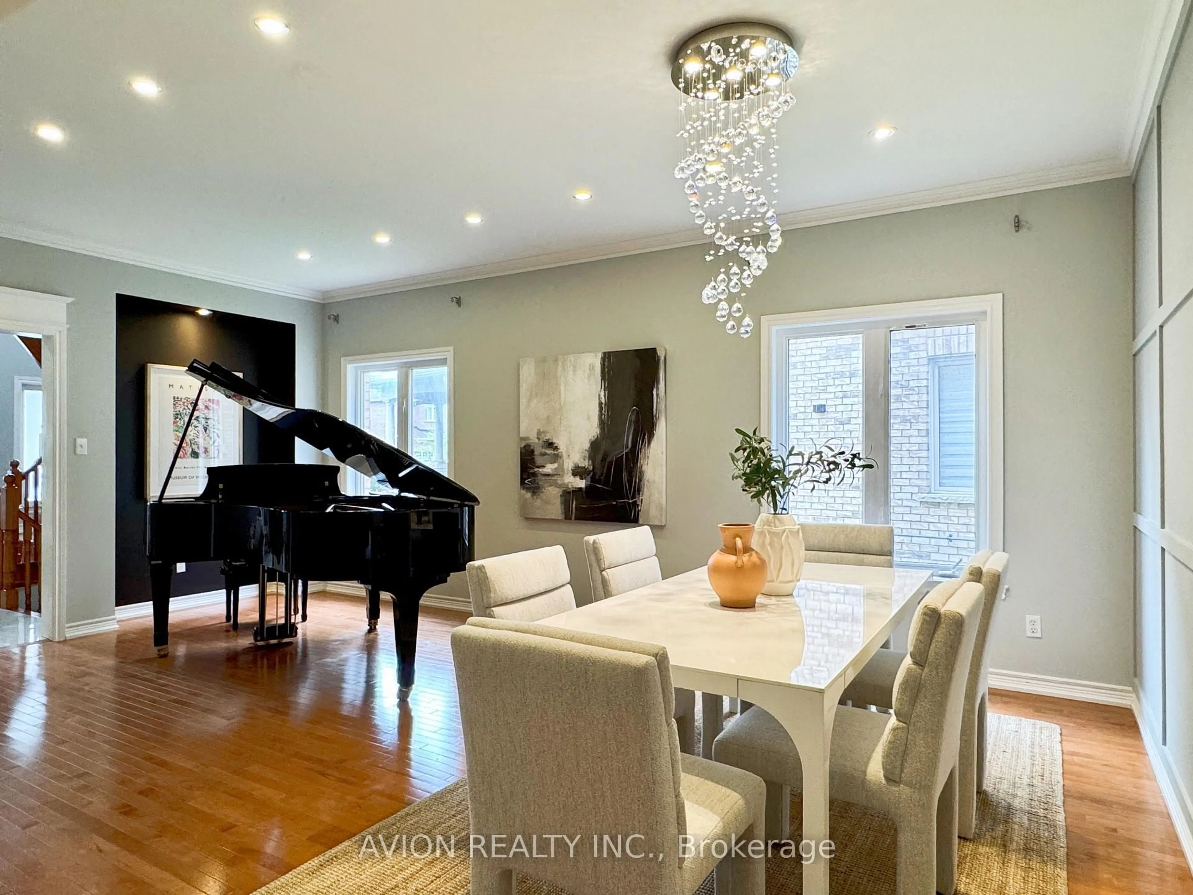 Dining room, wood/laminate floor for 93 Alamo Heights Dr, Richmond Hill Ontario L4S 2W4