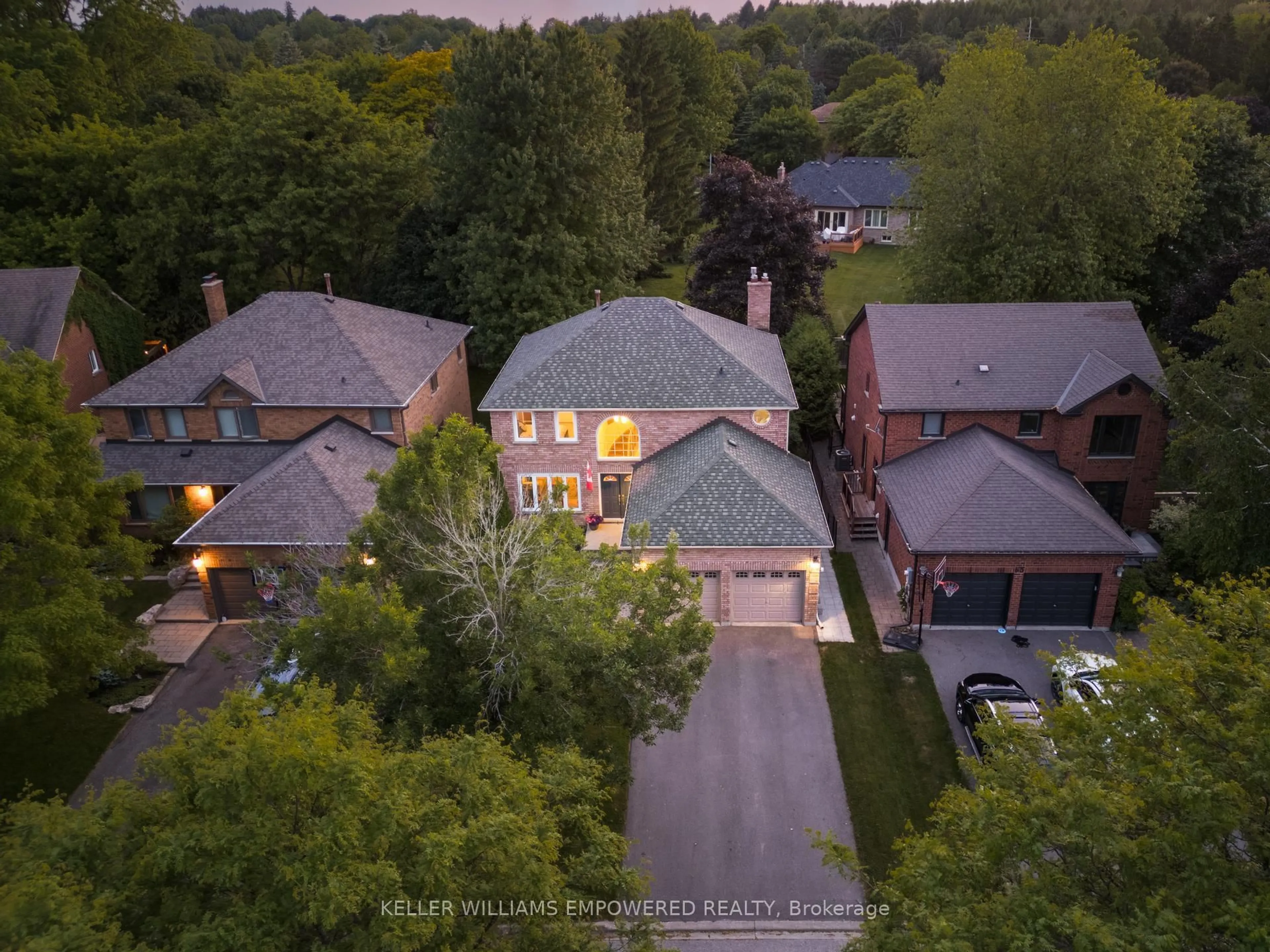 A pic from outside/outdoor area/front of a property/back of a property/a pic from drone, street for 61 Gilbank Dr, Aurora Ontario L4G 6H9
