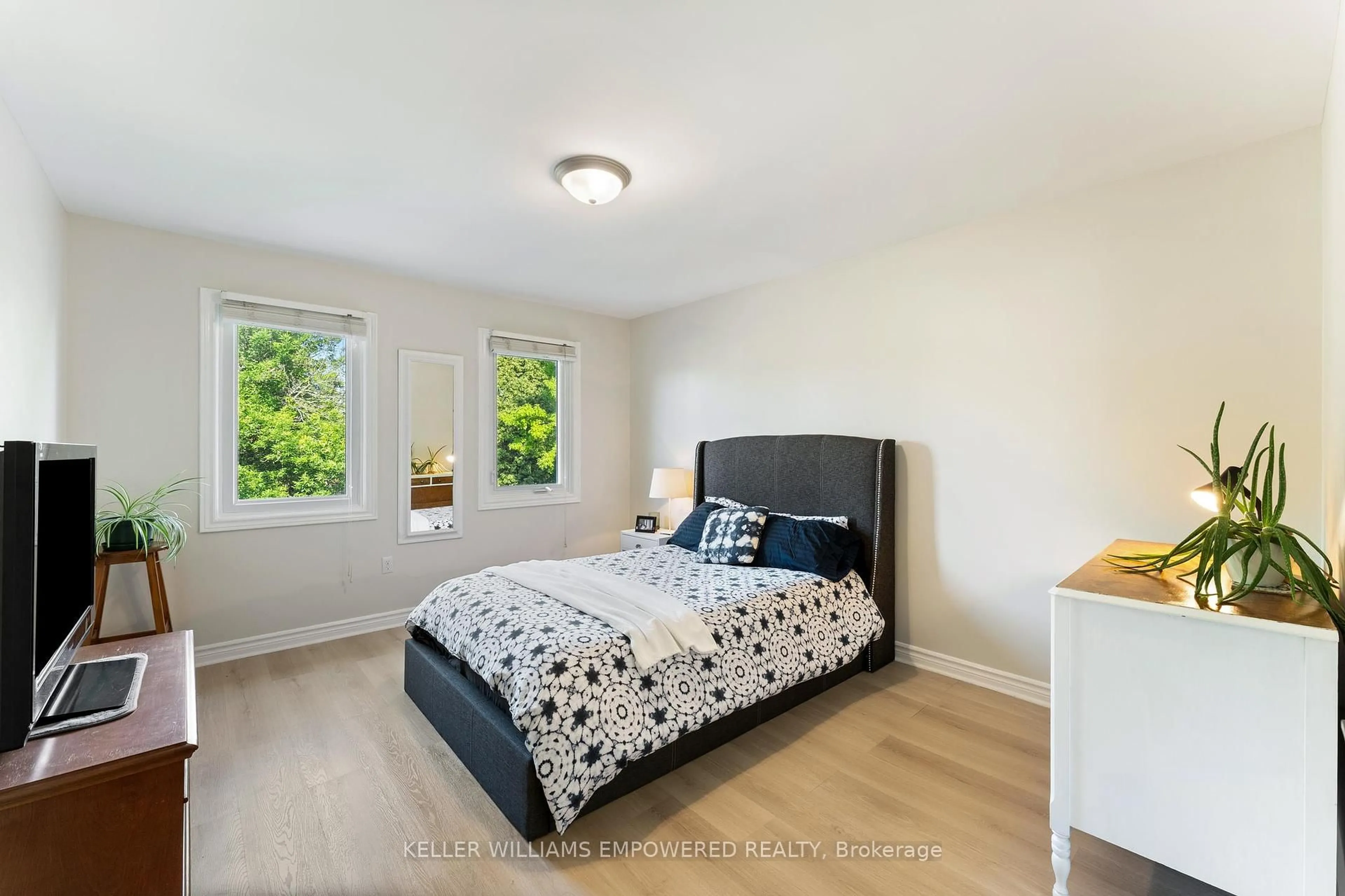 Bedroom with bed, wood/laminate floor for 61 Gilbank Dr, Aurora Ontario L4G 6H9