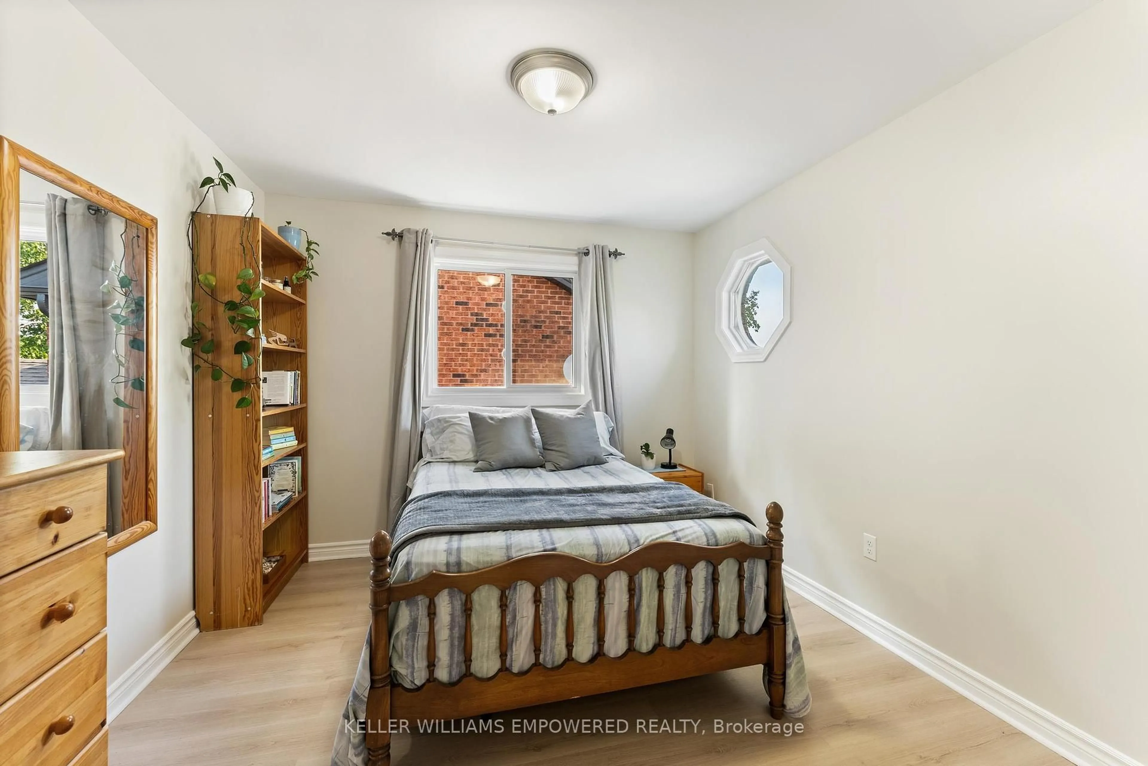 Bedroom with bed, unknown for 61 Gilbank Dr, Aurora Ontario L4G 6H9
