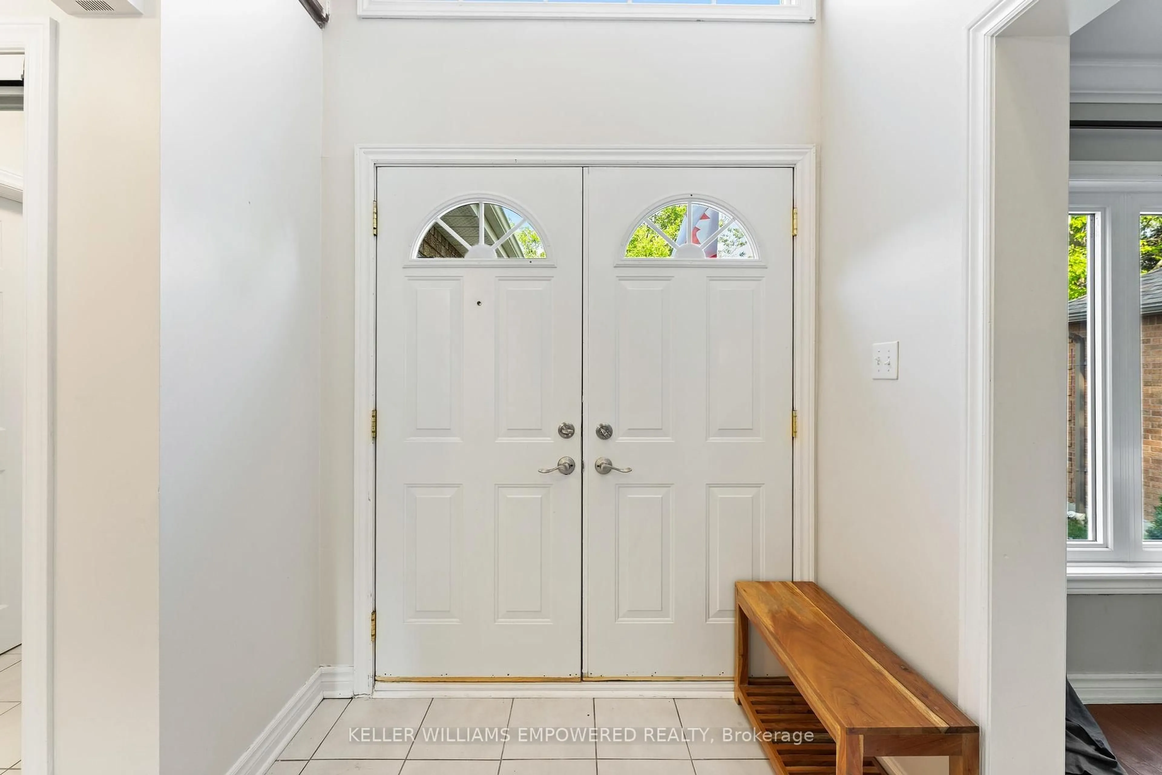 Indoor entryway for 61 Gilbank Dr, Aurora Ontario L4G 6H9
