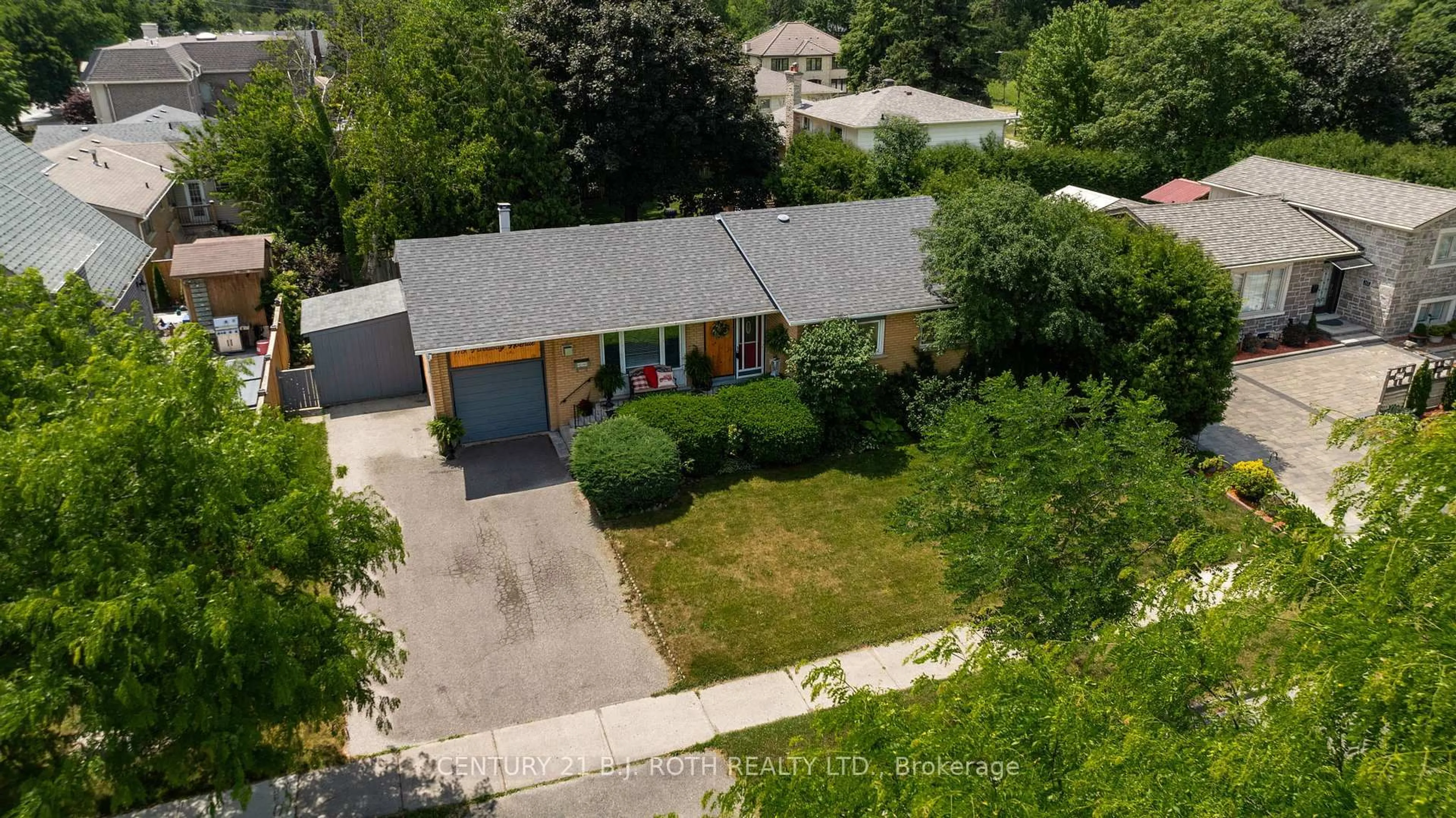 A pic from outside/outdoor area/front of a property/back of a property/a pic from drone, street for 119 Parkway Ave, Markham Ontario L3P 2H4