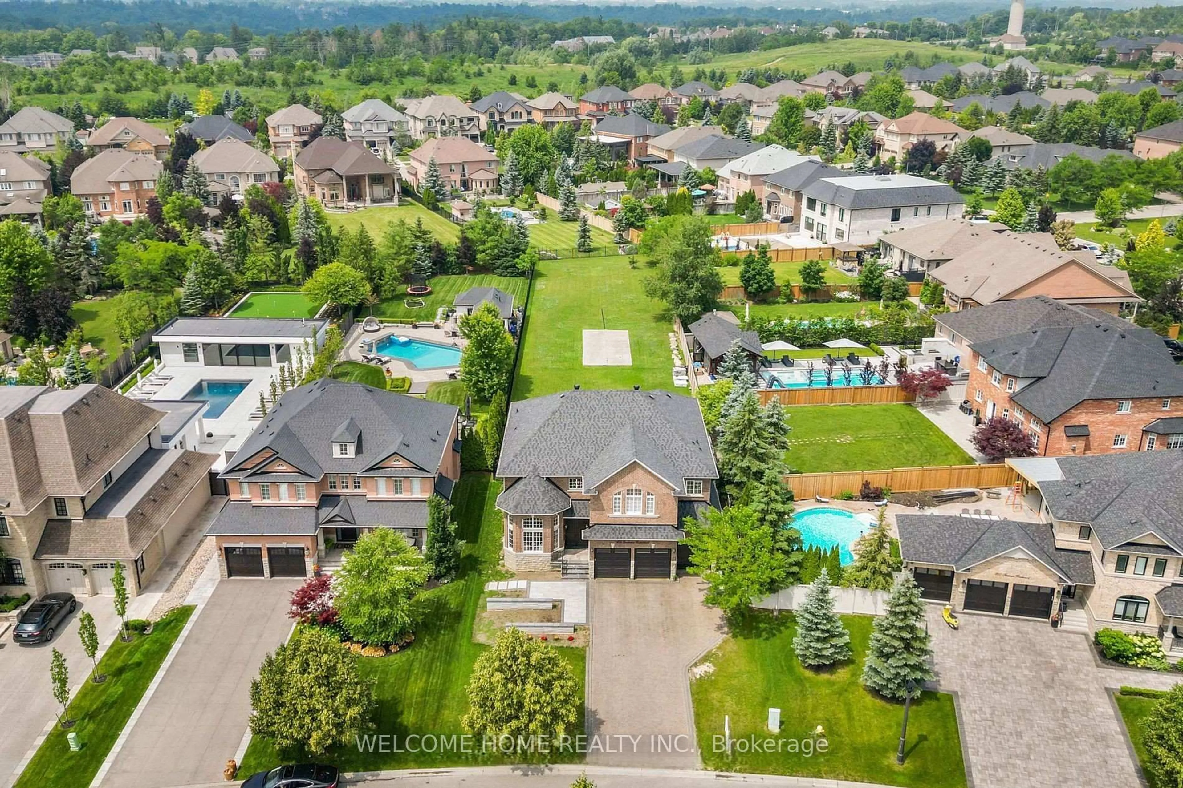 A pic from outside/outdoor area/front of a property/back of a property/a pic from drone, unknown for 198 Treelawn Blvd, Vaughan Ontario L0J 1C0