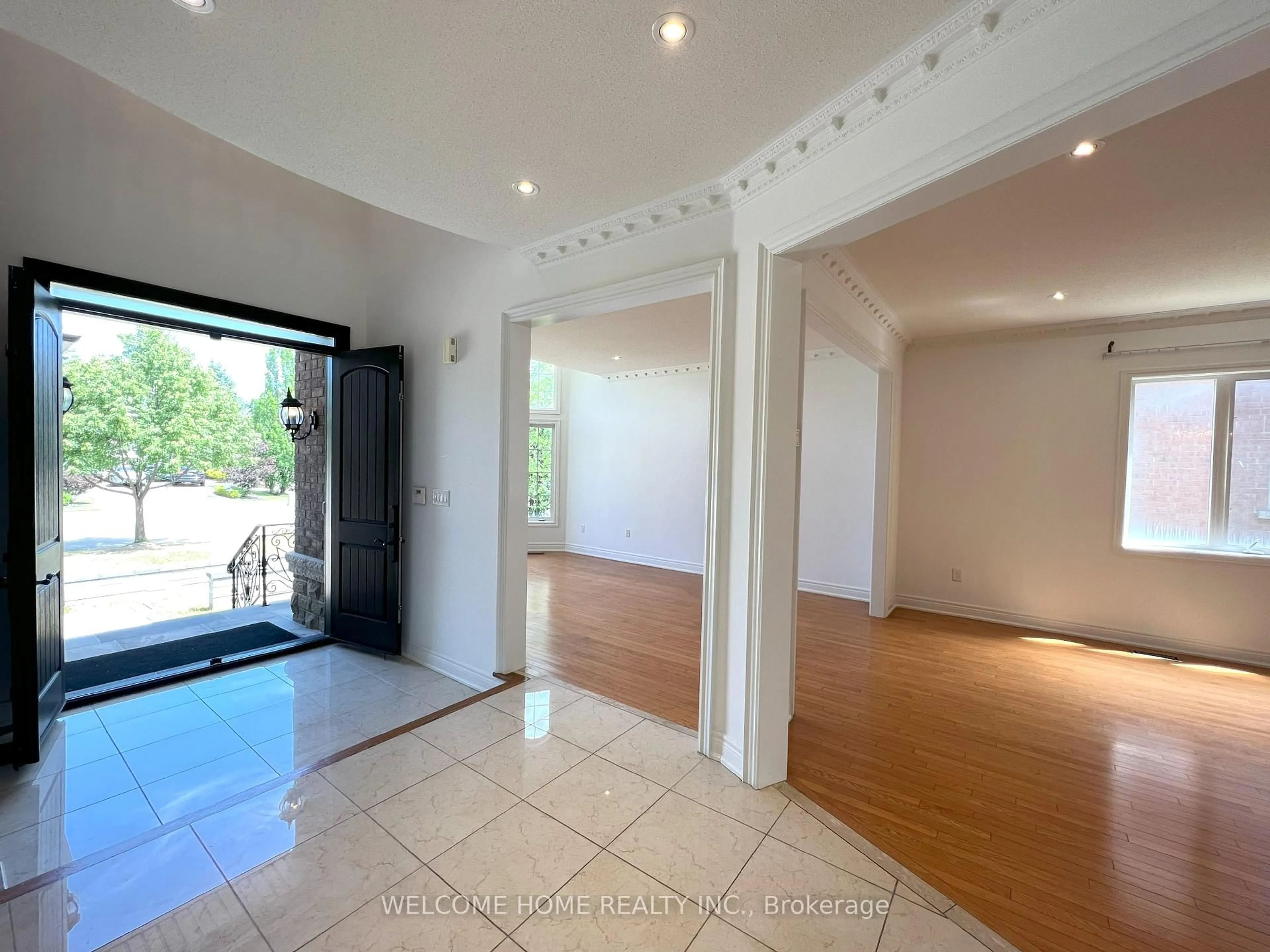 Indoor foyer for 198 Treelawn Blvd, Vaughan Ontario L0J 1C0