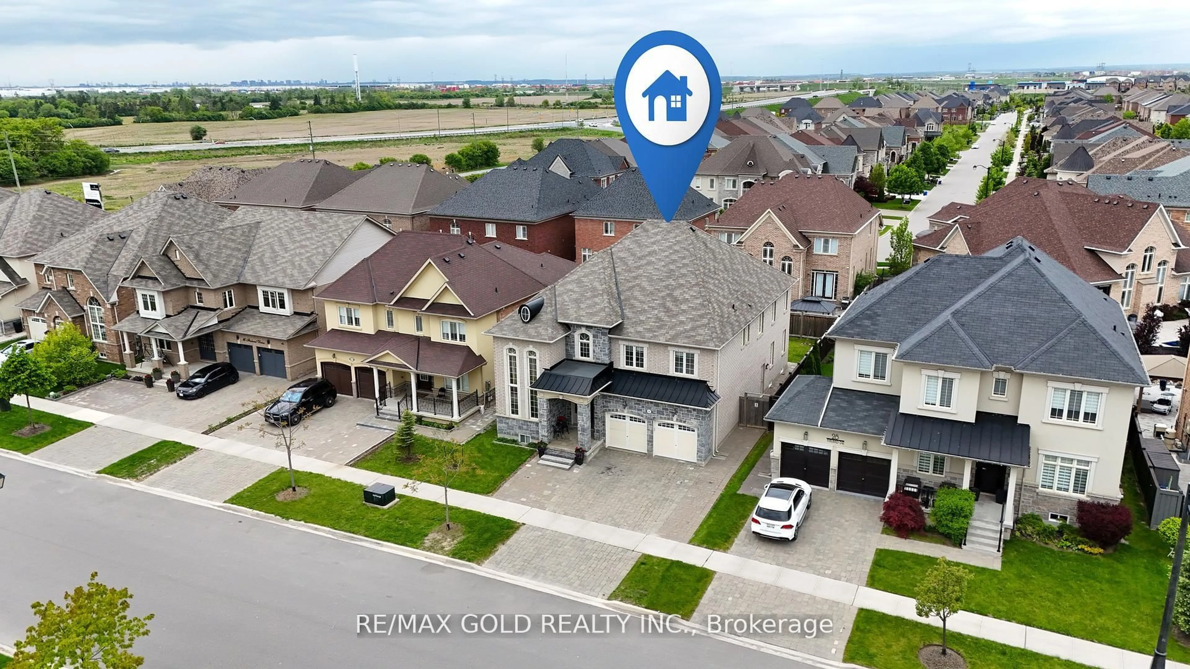 A pic from outside/outdoor area/front of a property/back of a property/a pic from drone, street for 24 Finland Dr, Vaughan Ontario L4H 4A2