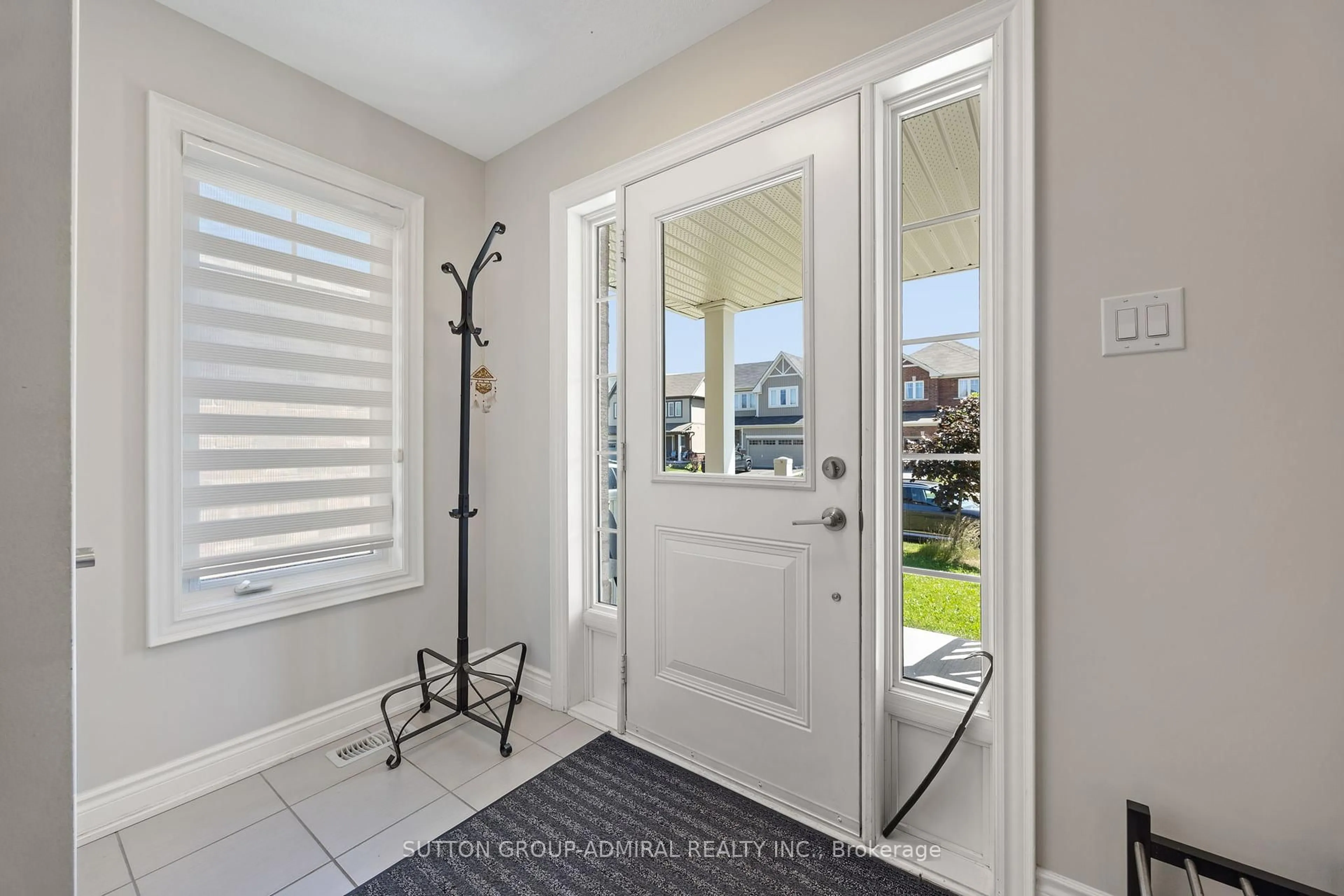 Indoor entryway for 20 Jones St, New Tecumseth Ontario L9R 0C1