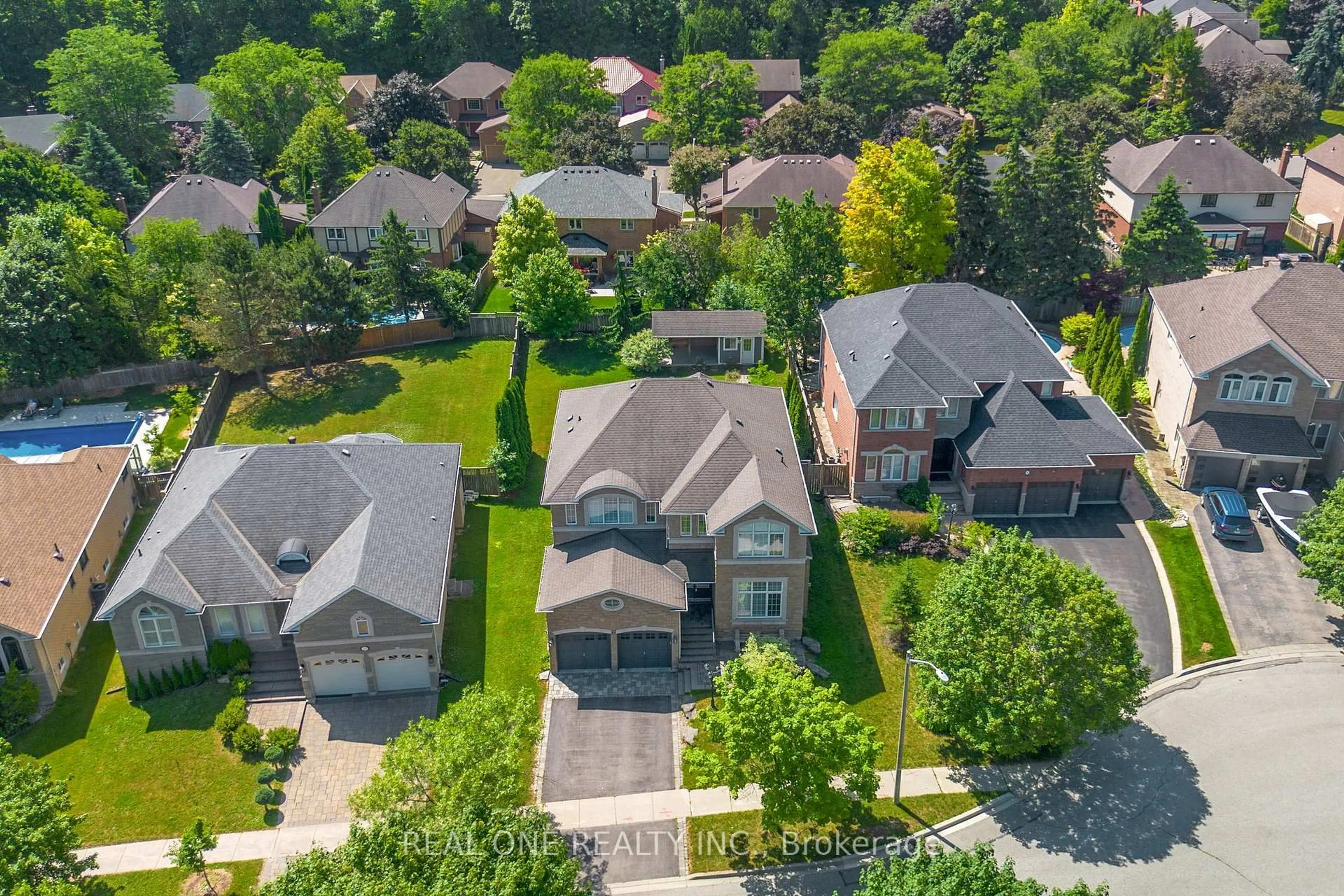 A pic from outside/outdoor area/front of a property/back of a property/a pic from drone, street for 27 Gleave Crt, Aurora Ontario L4G 7L9