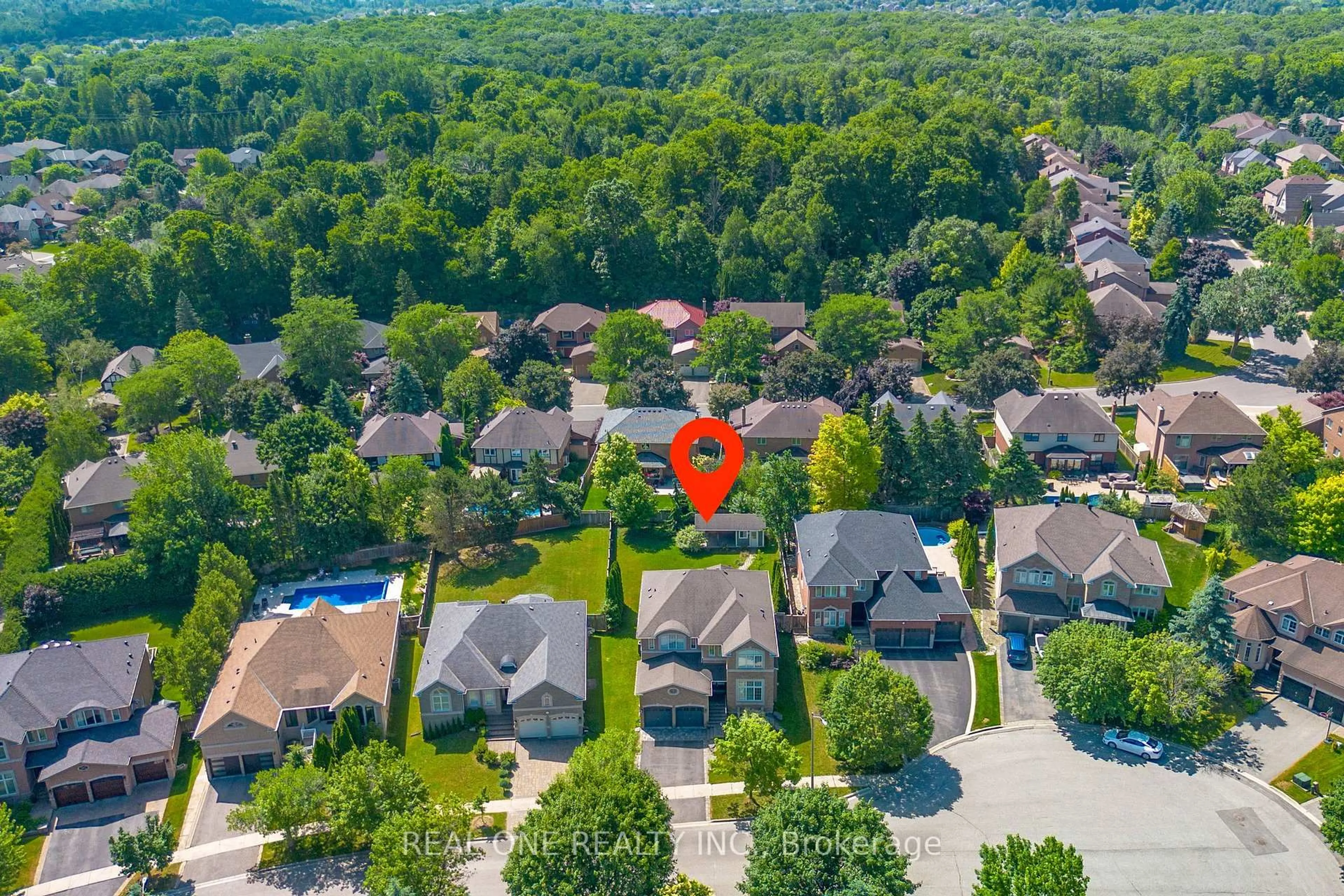 A pic from outside/outdoor area/front of a property/back of a property/a pic from drone, street for 27 Gleave Crt, Aurora Ontario L4G 7L9