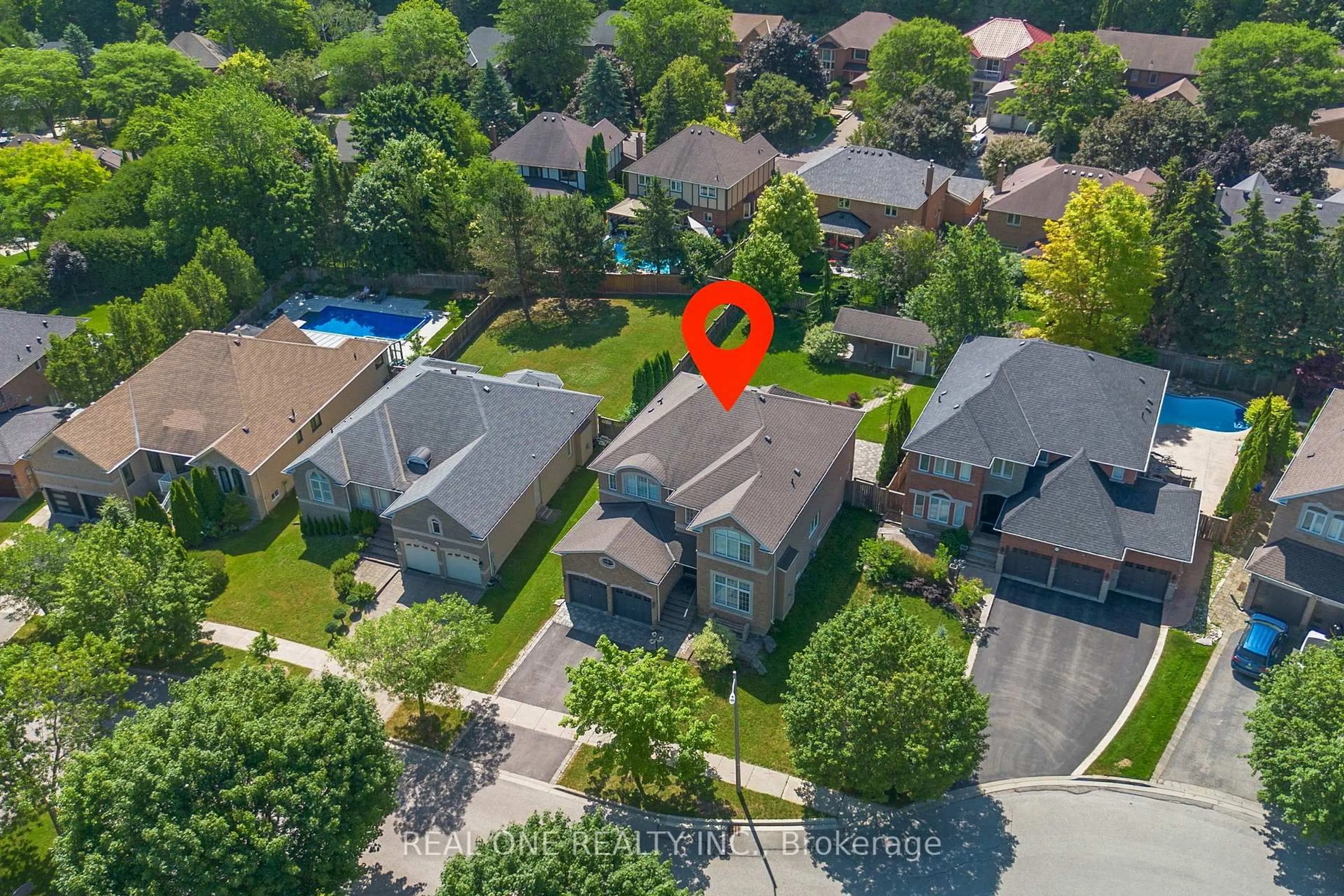 A pic from outside/outdoor area/front of a property/back of a property/a pic from drone, street for 27 Gleave Crt, Aurora Ontario L4G 7L9