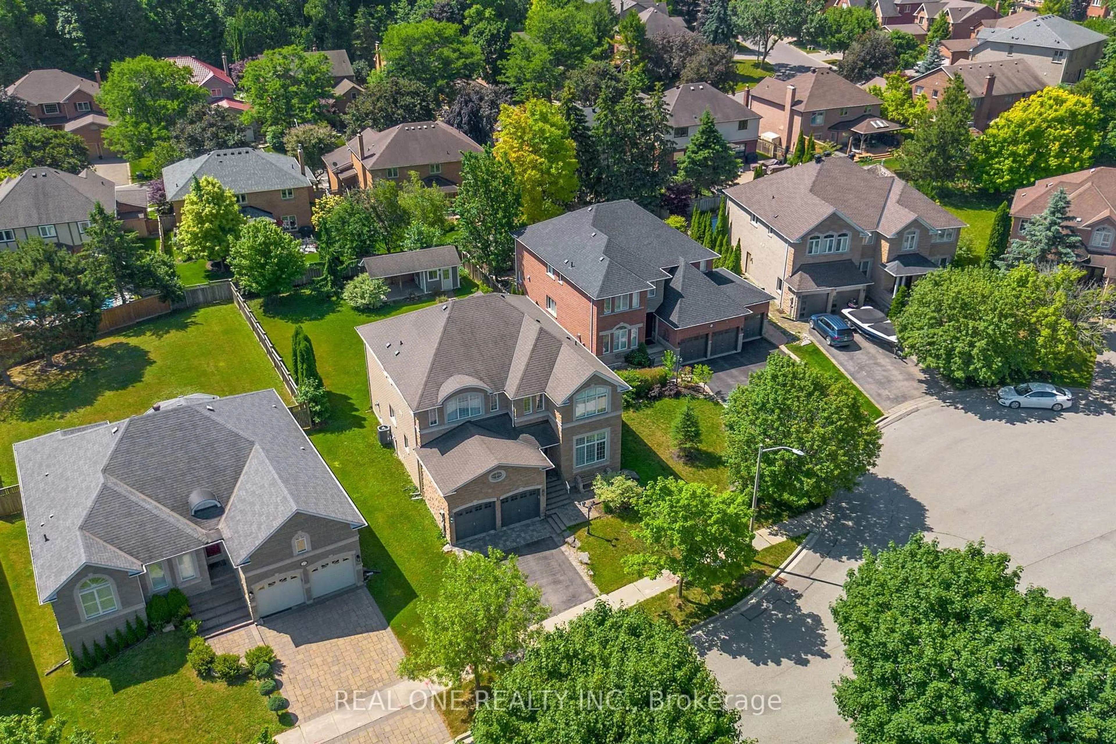 A pic from outside/outdoor area/front of a property/back of a property/a pic from drone, street for 27 Gleave Crt, Aurora Ontario L4G 7L9