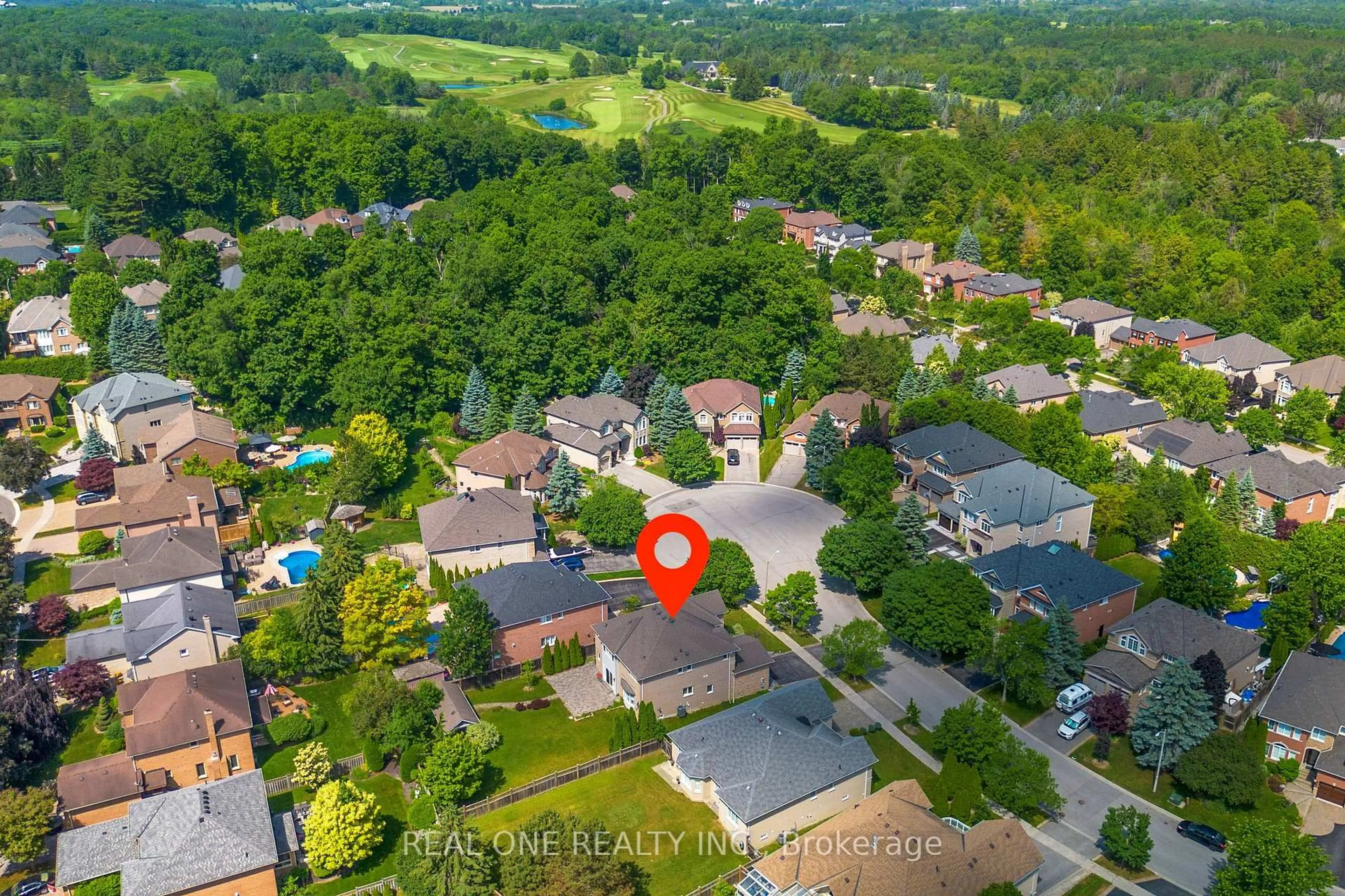 A pic from outside/outdoor area/front of a property/back of a property/a pic from drone, street for 27 Gleave Crt, Aurora Ontario L4G 7L9