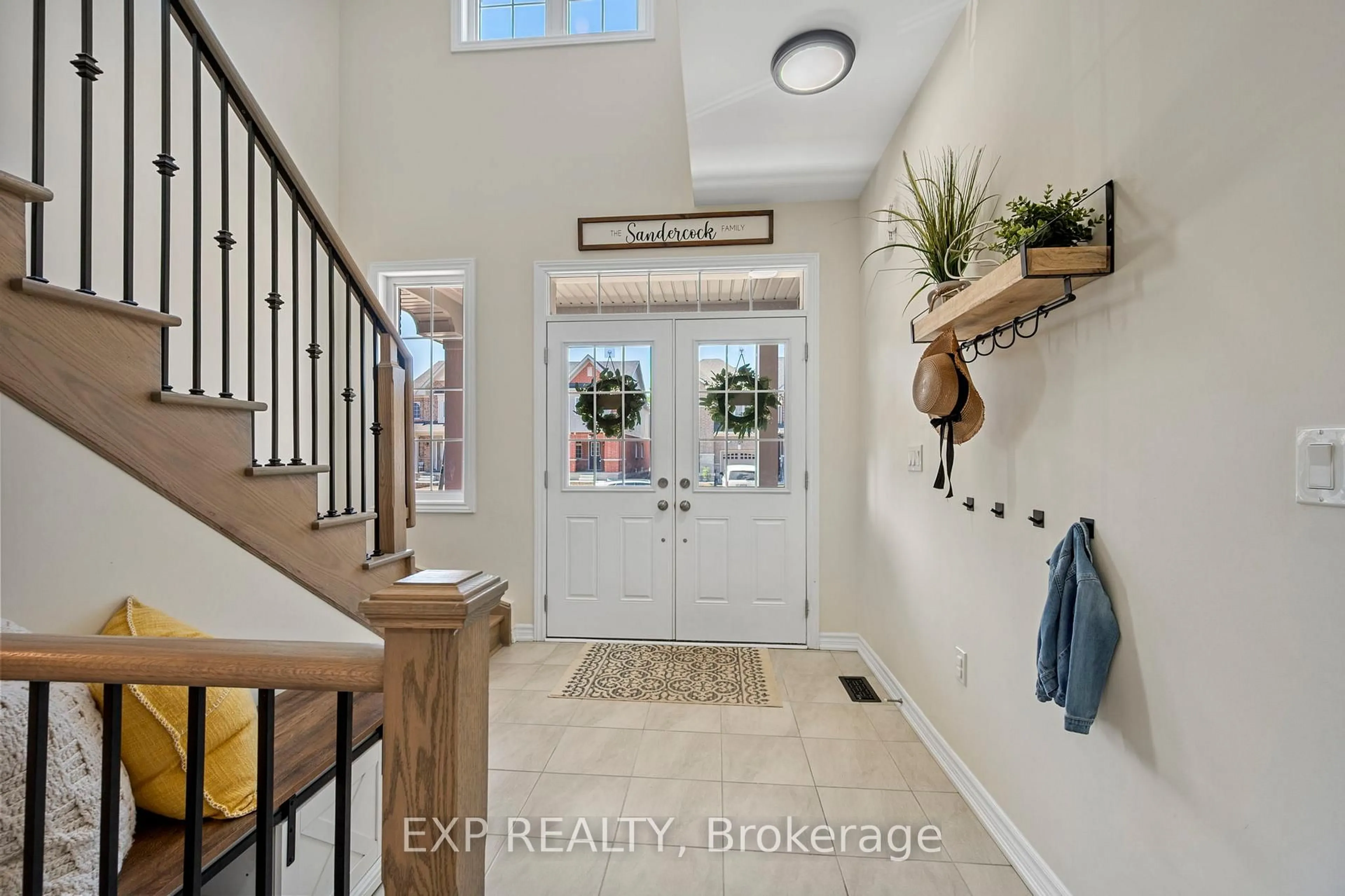 Indoor entryway for 117 Cliff Thompson Crt, Georgina Ontario L0E 1R0