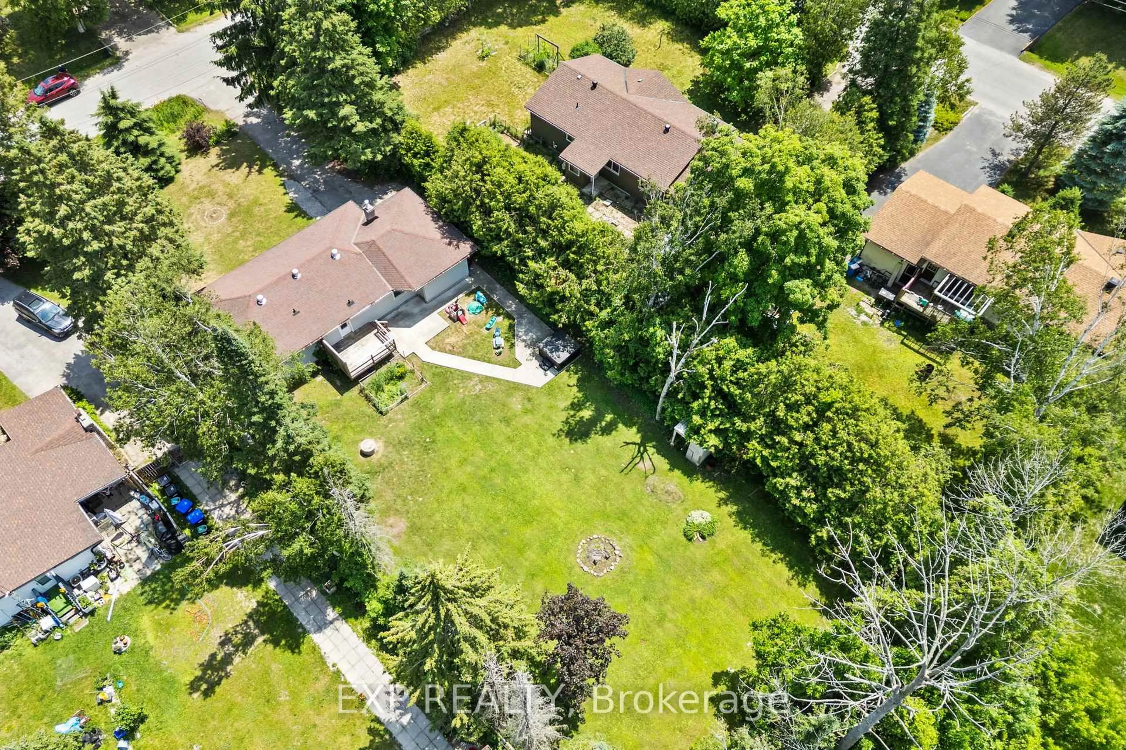A pic from outside/outdoor area/front of a property/back of a property/a pic from drone, street for 2186 Richard St, Innisfil Ontario L9S 2C4
