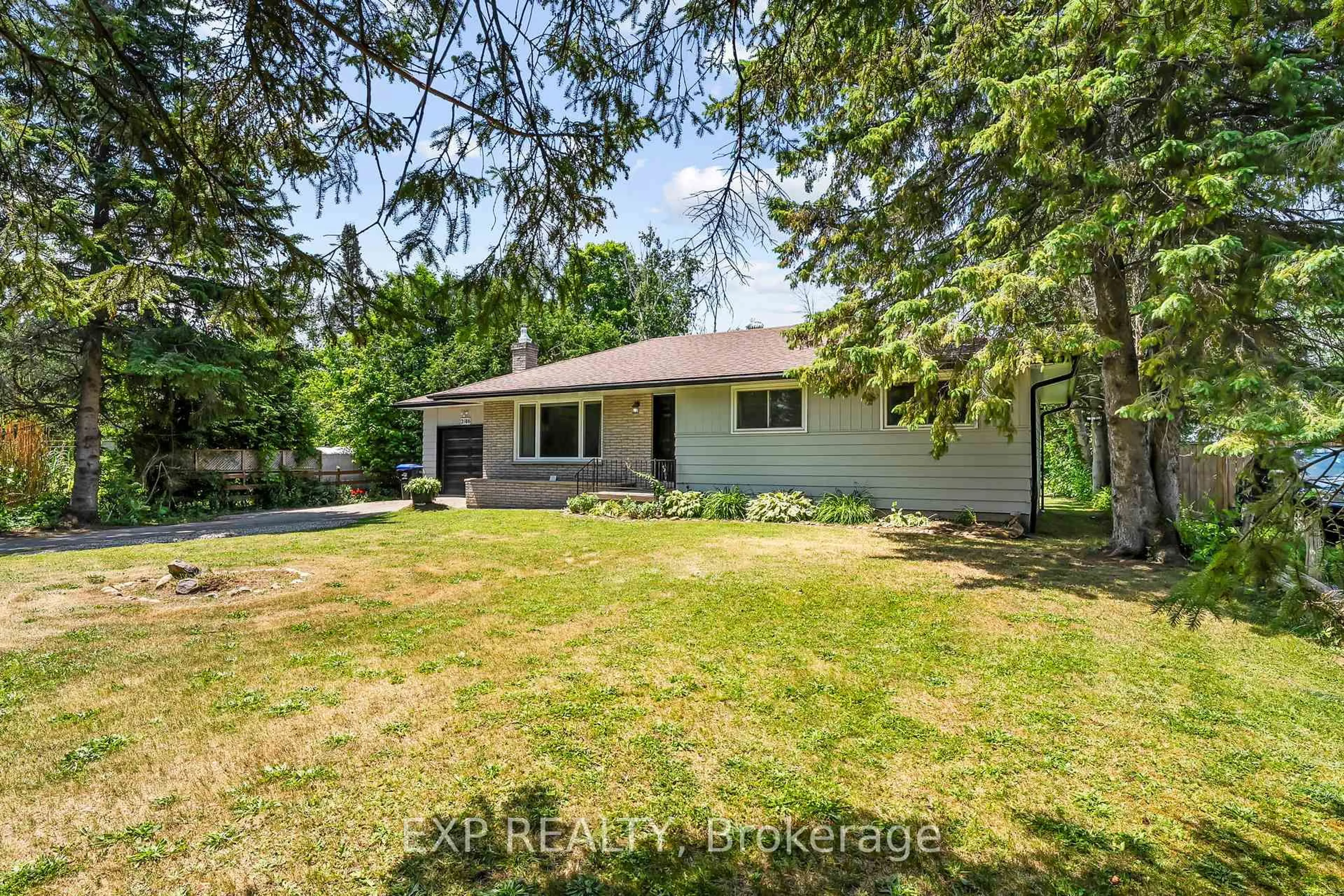 A pic from outside/outdoor area/front of a property/back of a property/a pic from drone, street for 2186 Richard St, Innisfil Ontario L9S 2C4