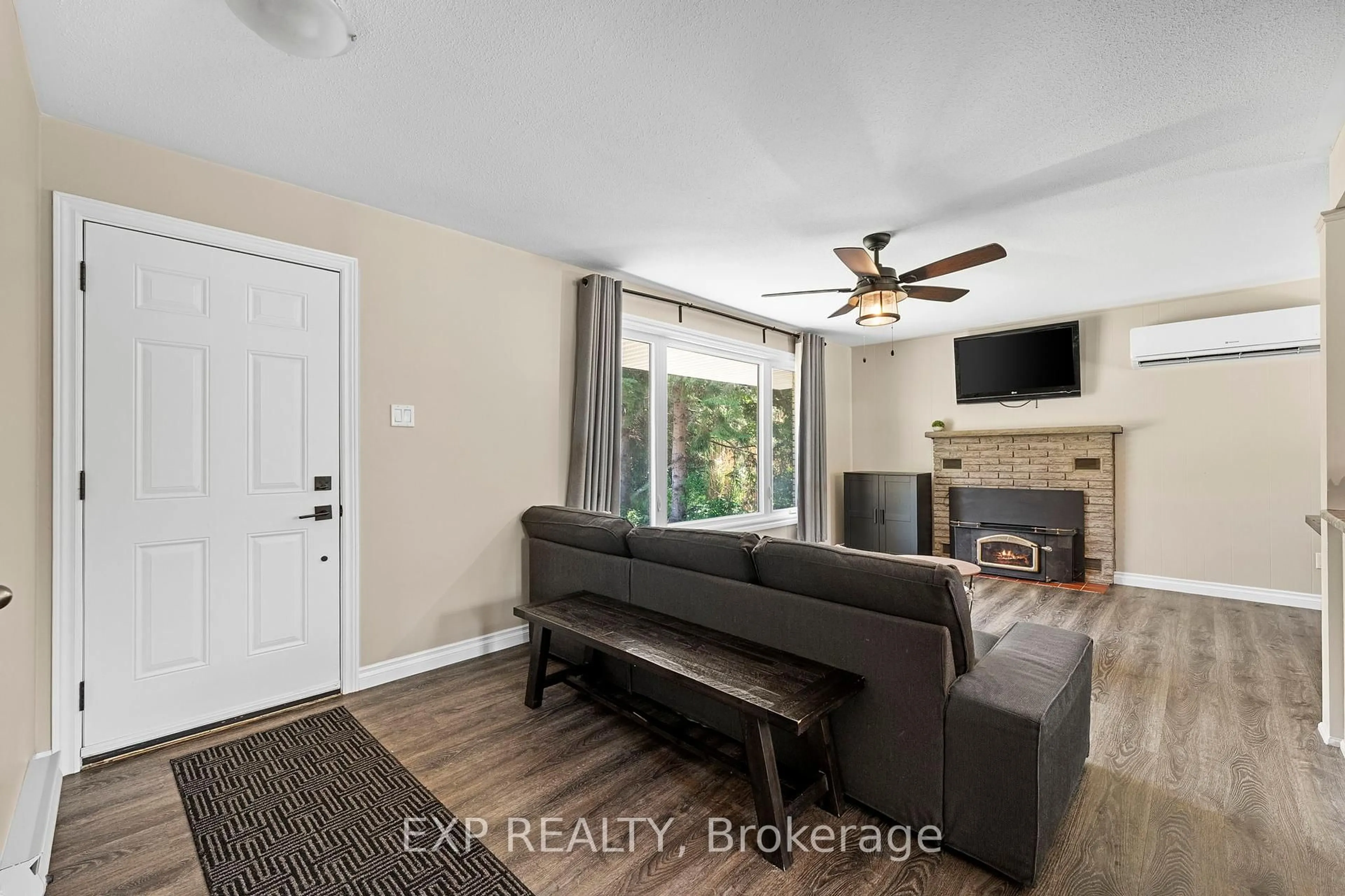 Living room with furniture, unknown for 2186 Richard St, Innisfil Ontario L9S 2C4