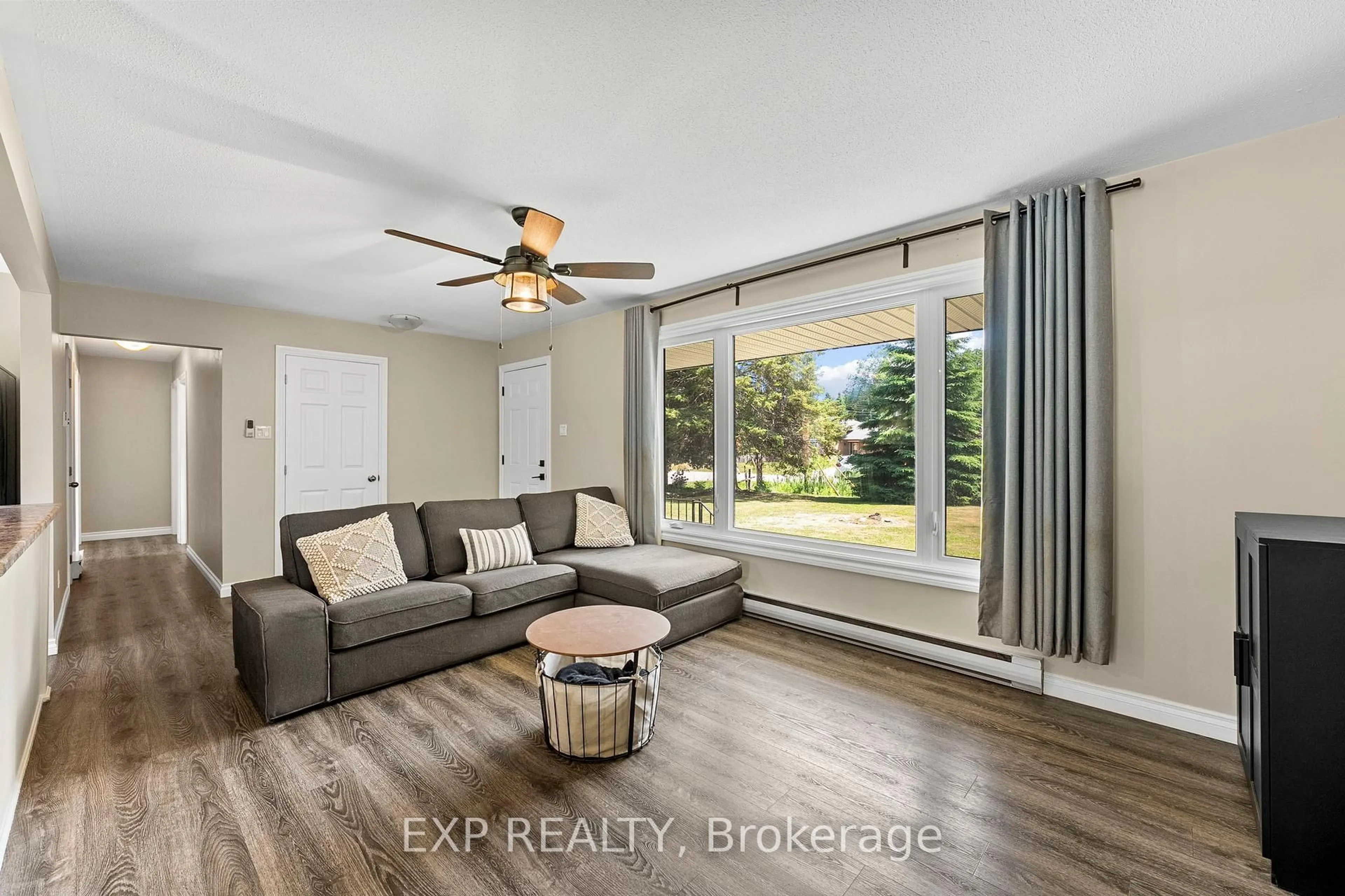 Living room with furniture, unknown for 2186 Richard St, Innisfil Ontario L9S 2C4