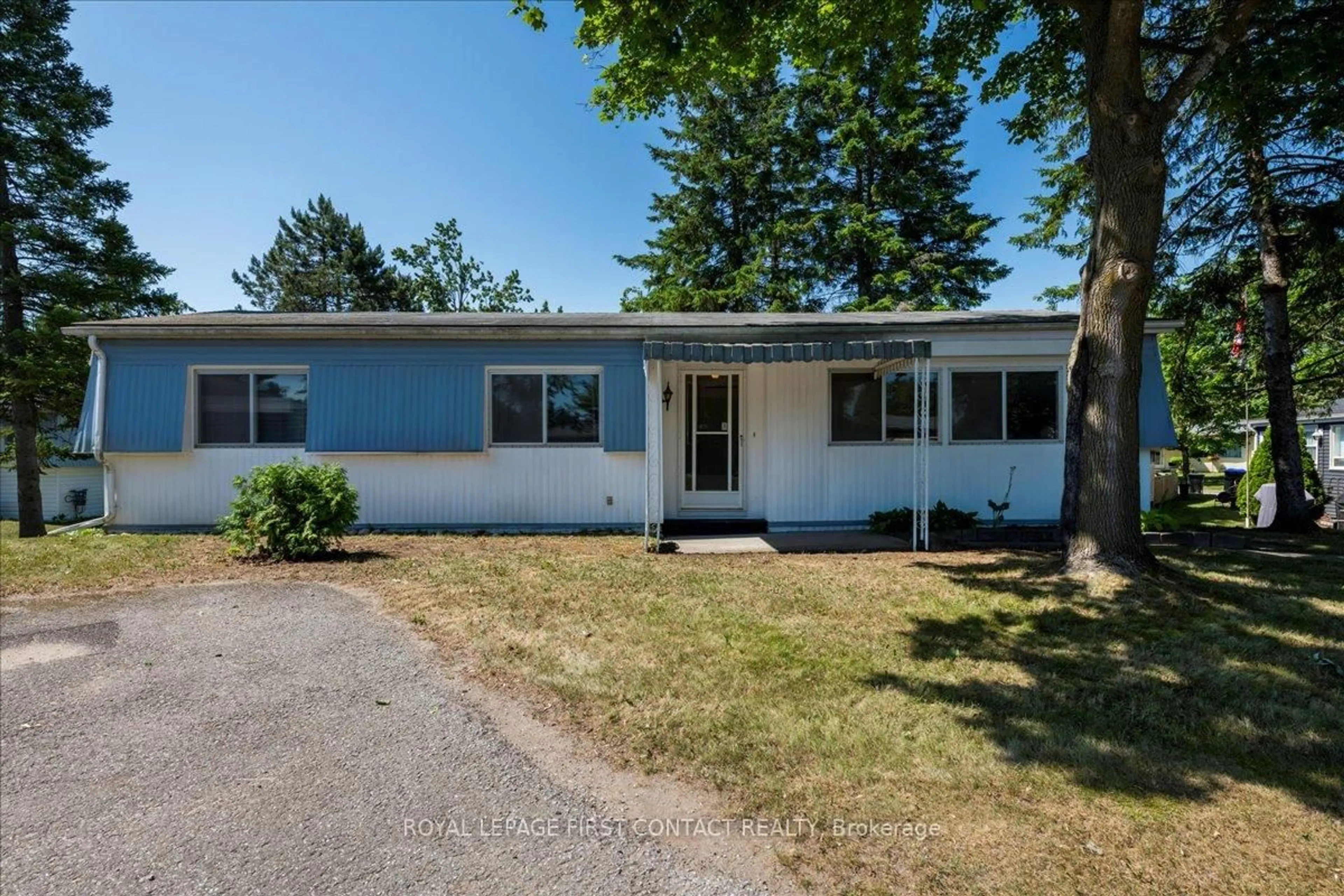 Home with vinyl exterior material, street for 2 Yew Crt, Innisfil Ontario L9S 1M9