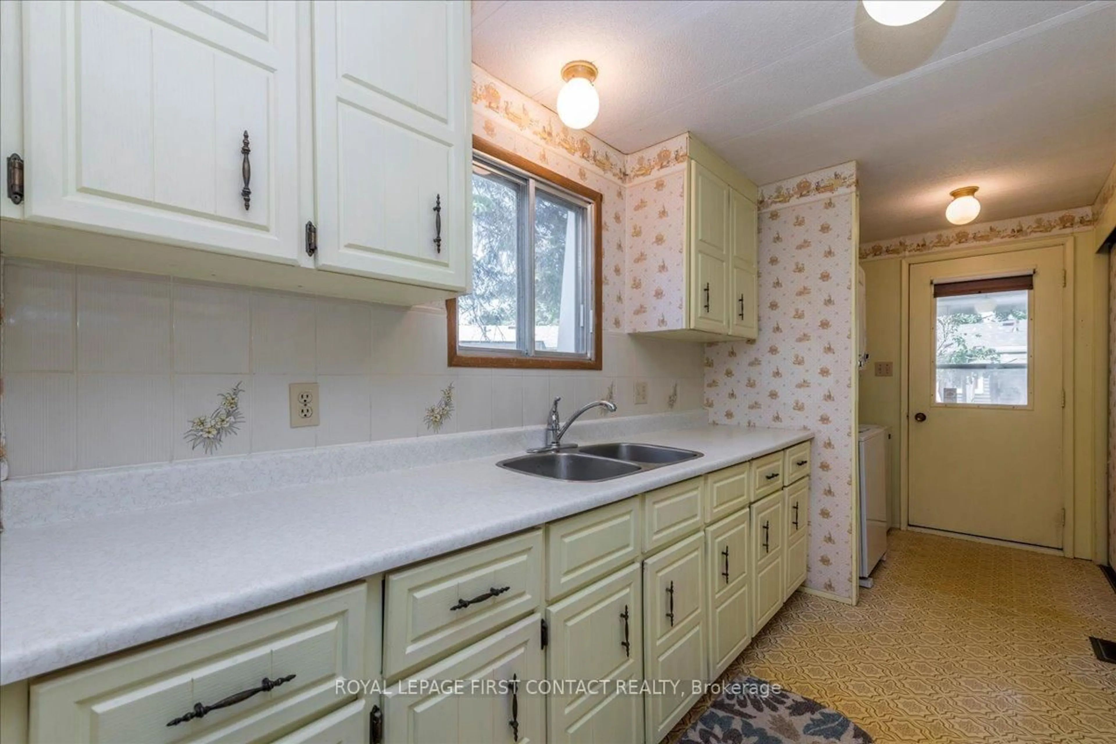 Standard kitchen, ceramic/tile floor for 2 Yew Crt, Innisfil Ontario L9S 1M9