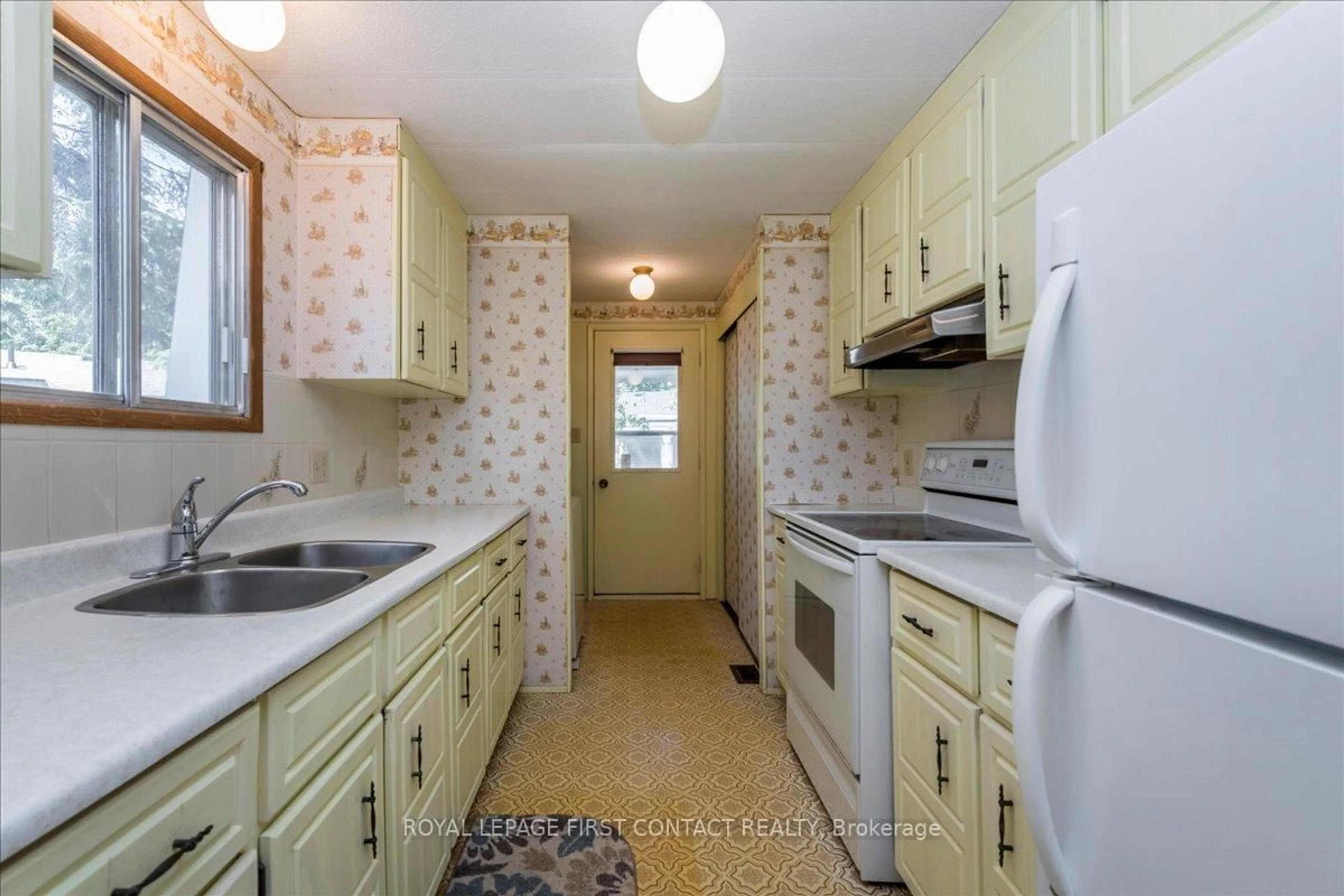 Standard kitchen, unknown for 2 Yew Crt, Innisfil Ontario L9S 1M9