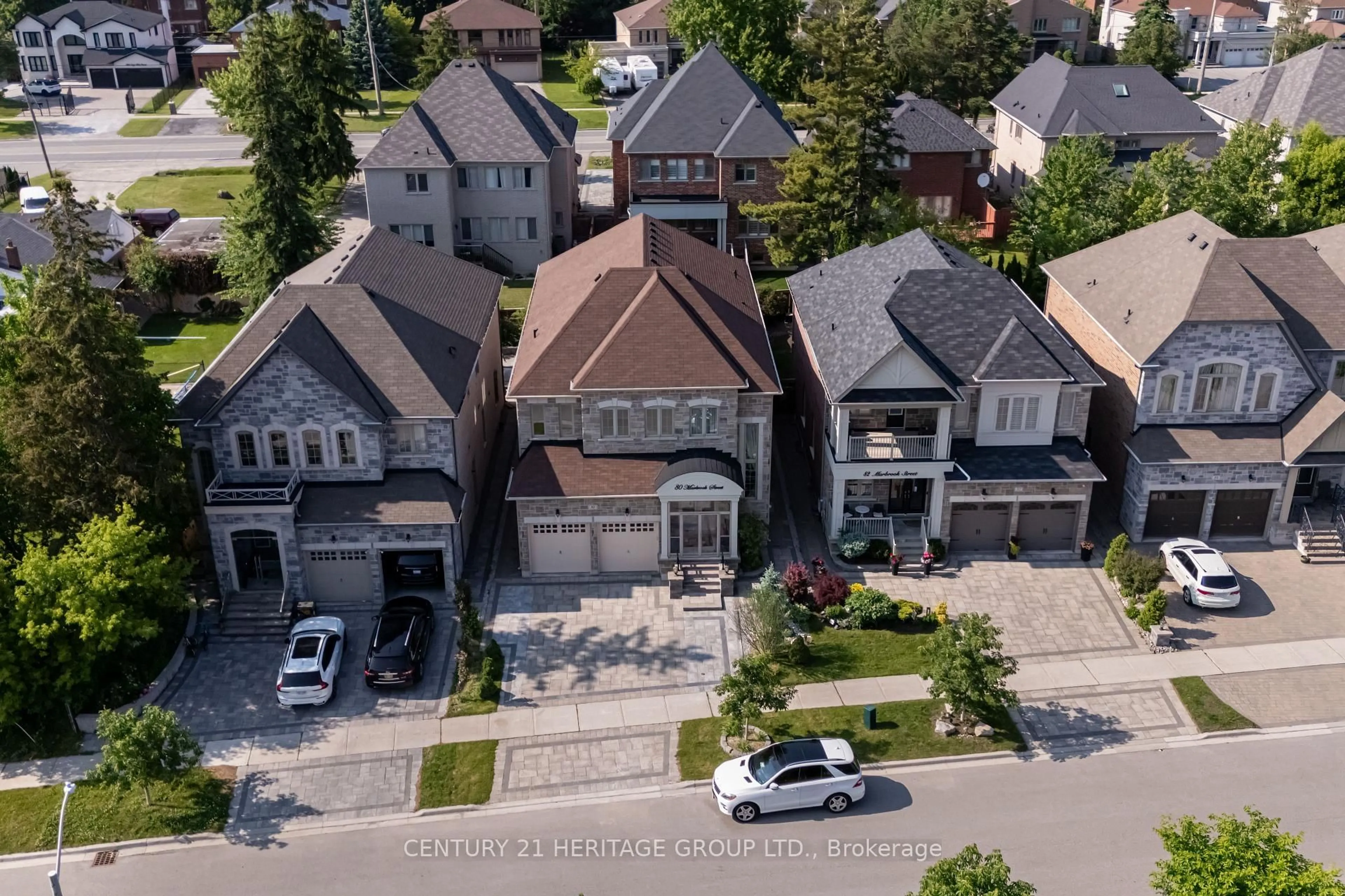 A pic from outside/outdoor area/front of a property/back of a property/a pic from drone, street for 80 Marbrook St, Richmond Hill Ontario L4C 0Y8