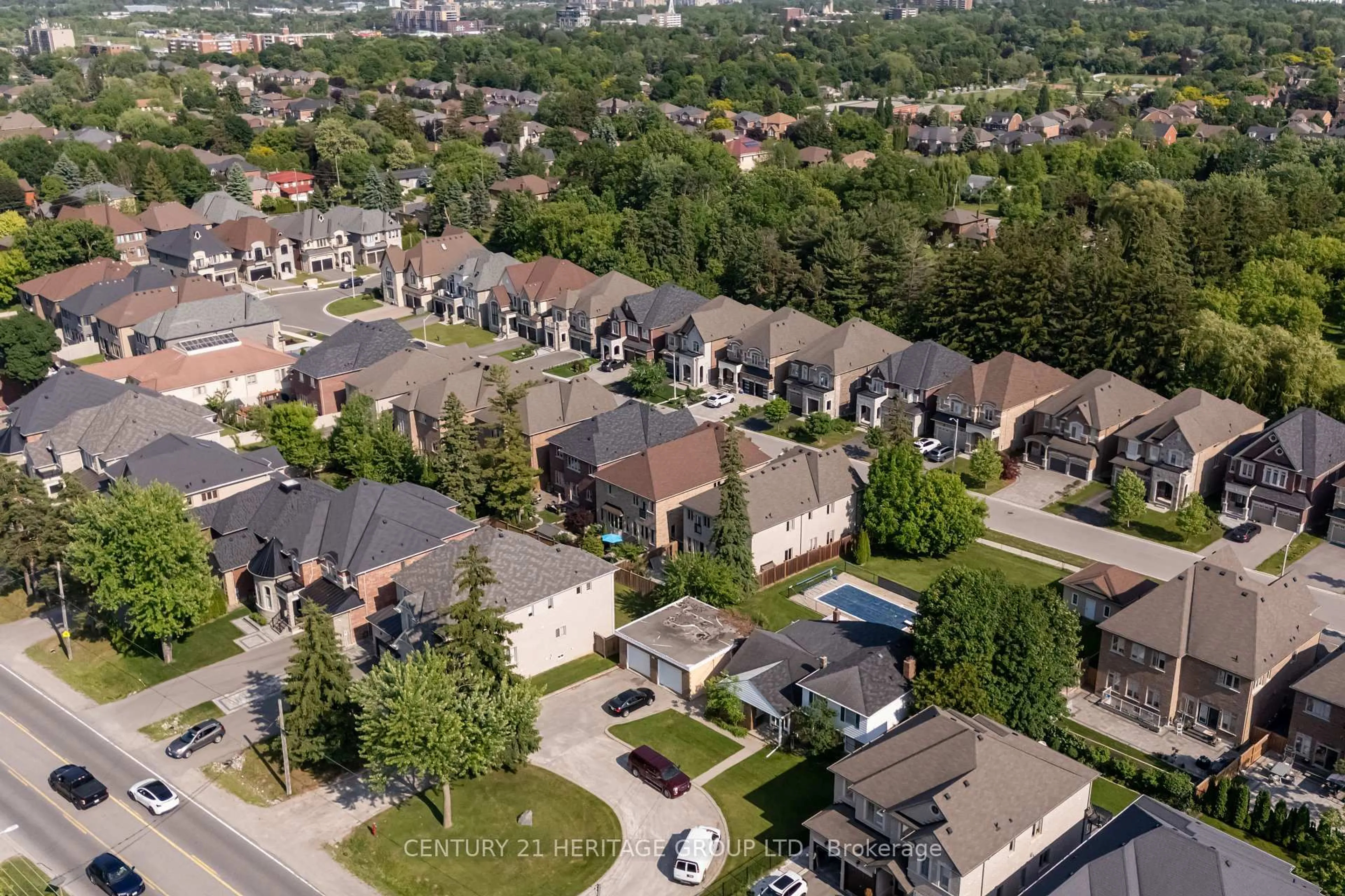 A pic from outside/outdoor area/front of a property/back of a property/a pic from drone, street for 80 Marbrook St, Richmond Hill Ontario L4C 0Y8
