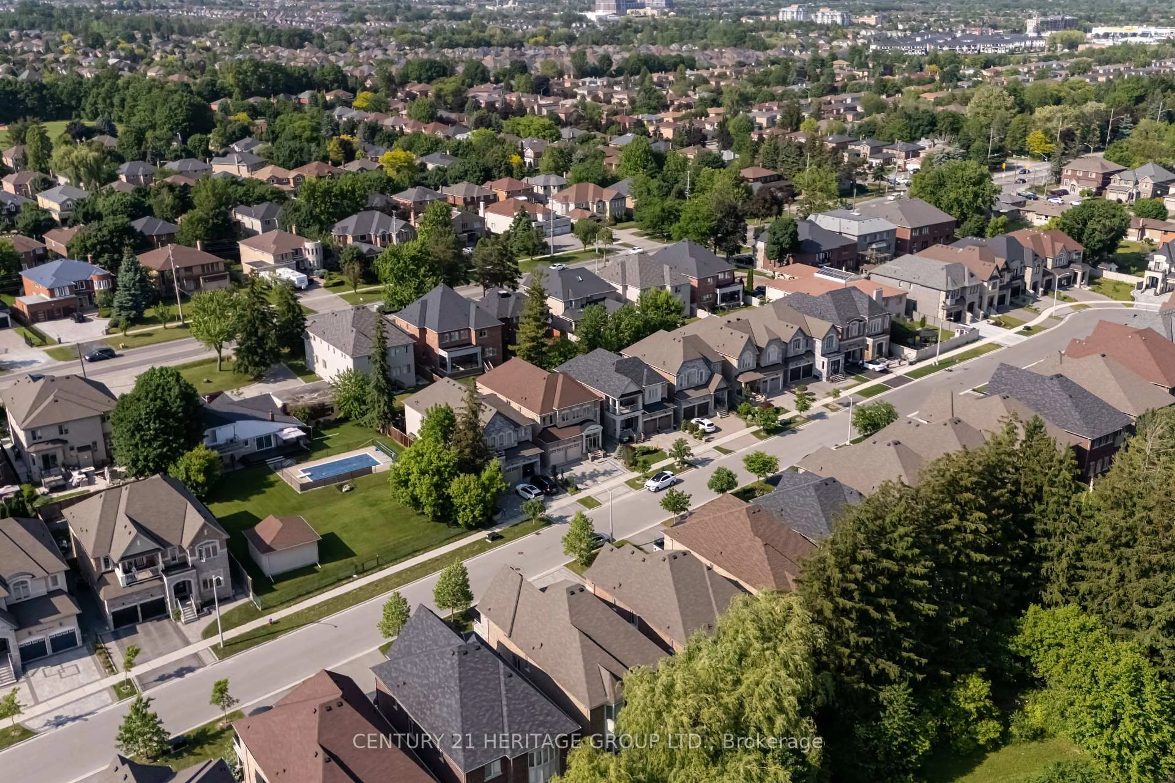 A pic from outside/outdoor area/front of a property/back of a property/a pic from drone, street for 80 Marbrook St, Richmond Hill Ontario L4C 0Y8
