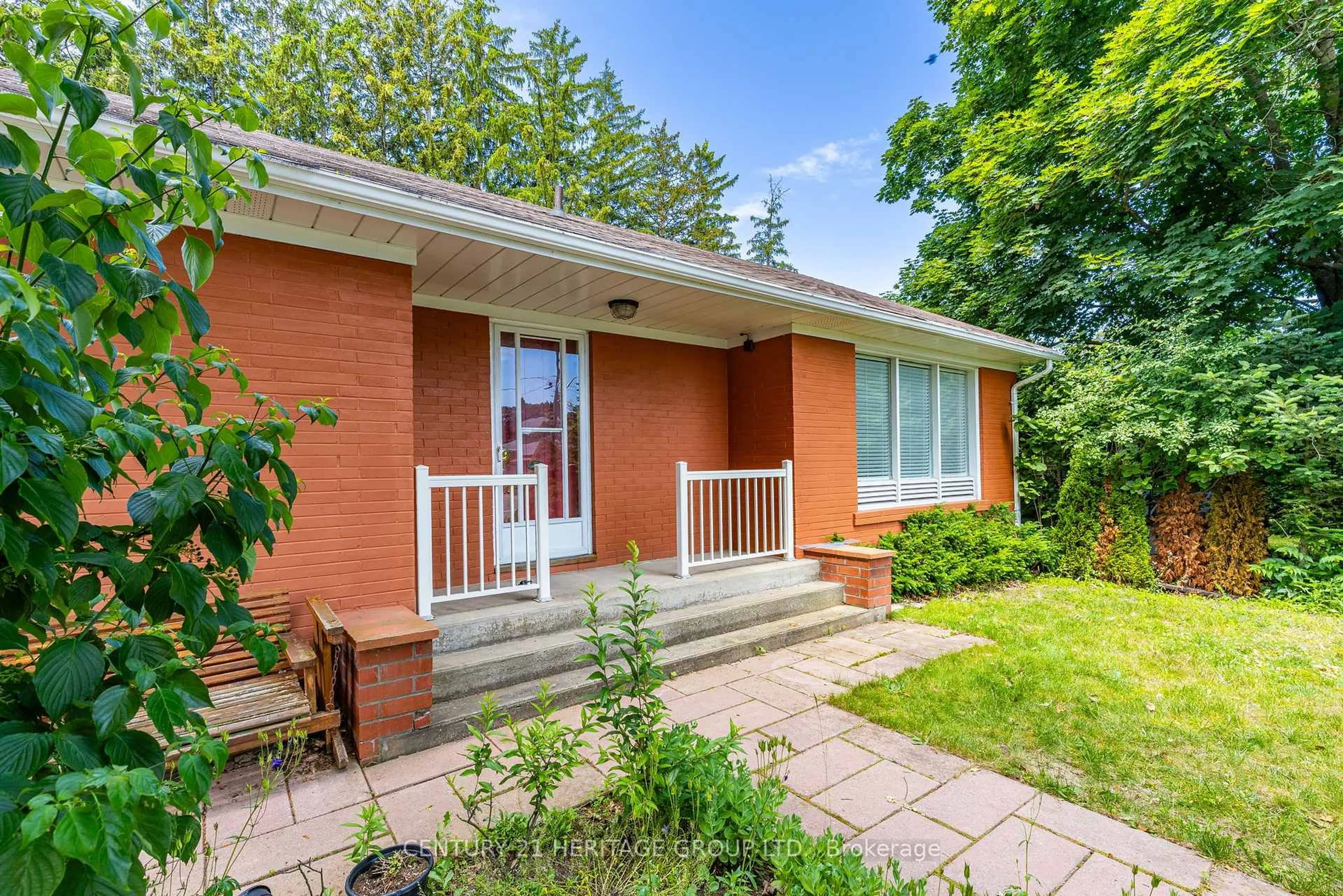 Home with brick exterior material, street for 218 Kathryn Cres, Newmarket Ontario L3Y 1M1