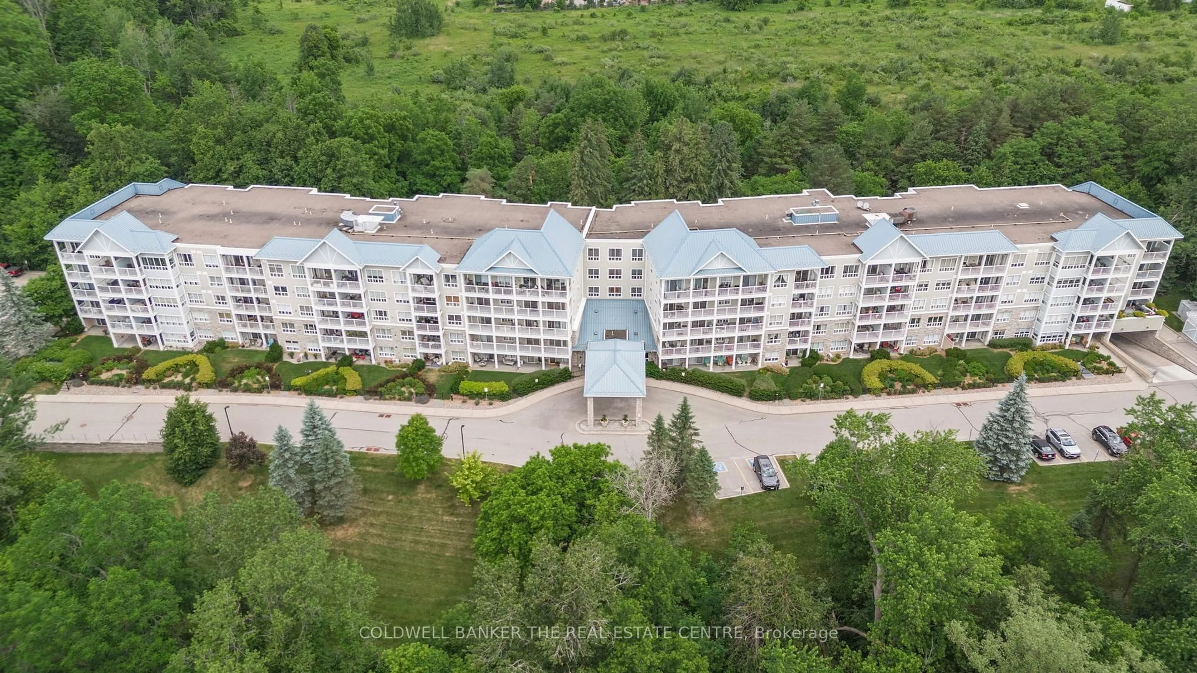A pic from outside/outdoor area/front of a property/back of a property/a pic from drone, unknown for 900 Bogart Mill Tr #119, Newmarket Ontario L3Y 8V5