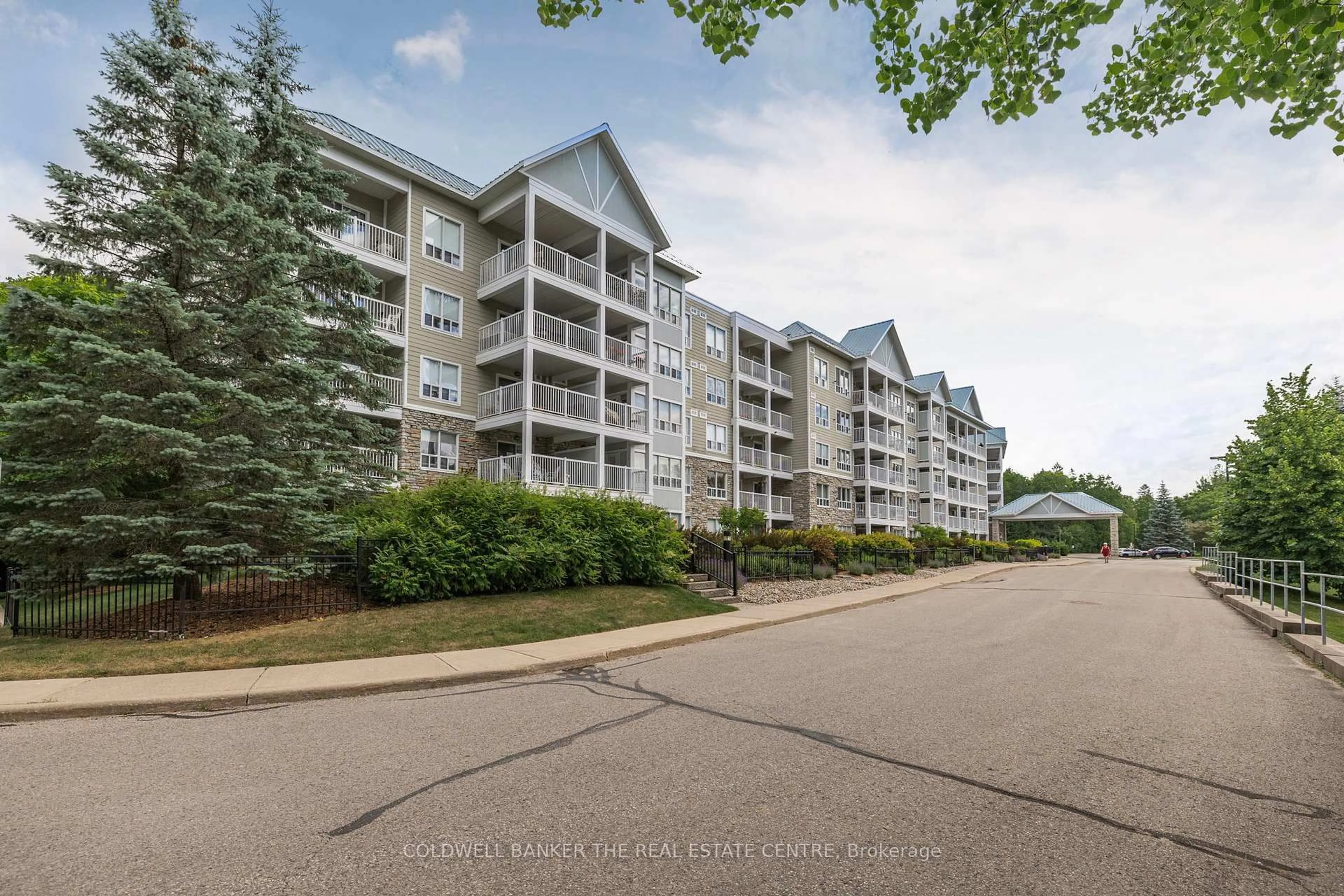 A pic from outside/outdoor area/front of a property/back of a property/a pic from drone, unknown for 900 Bogart Mill Tr #119, Newmarket Ontario L3Y 8V5