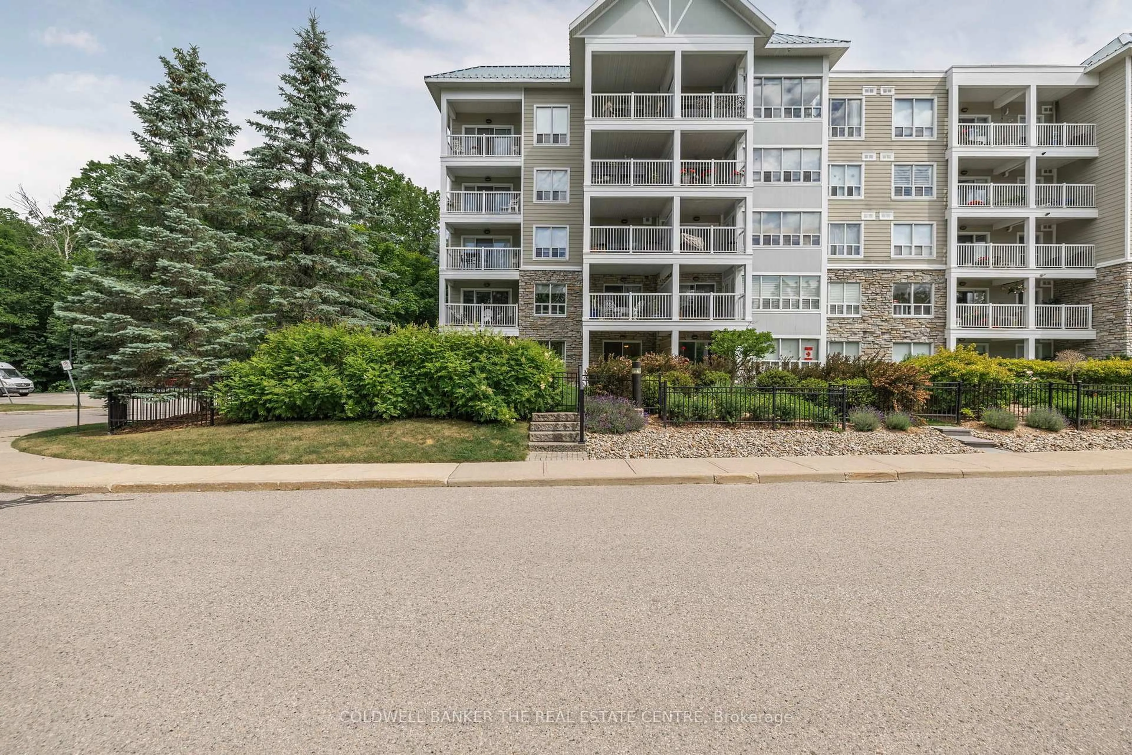 Patio, unknown for 900 Bogart Mill Tr #119, Newmarket Ontario L3Y 8V5