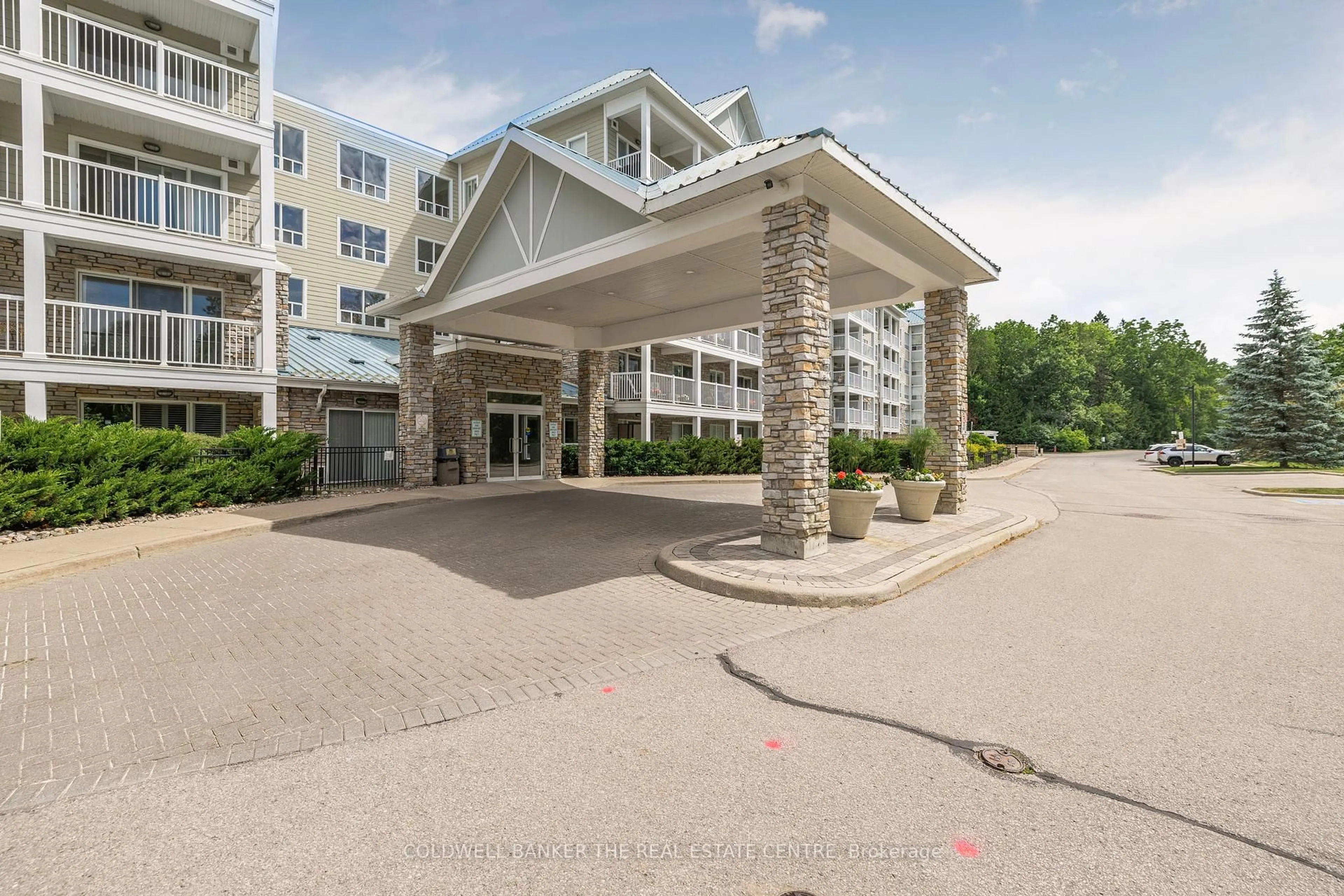 Patio, building for 900 Bogart Mill Tr #119, Newmarket Ontario L3Y 8V5