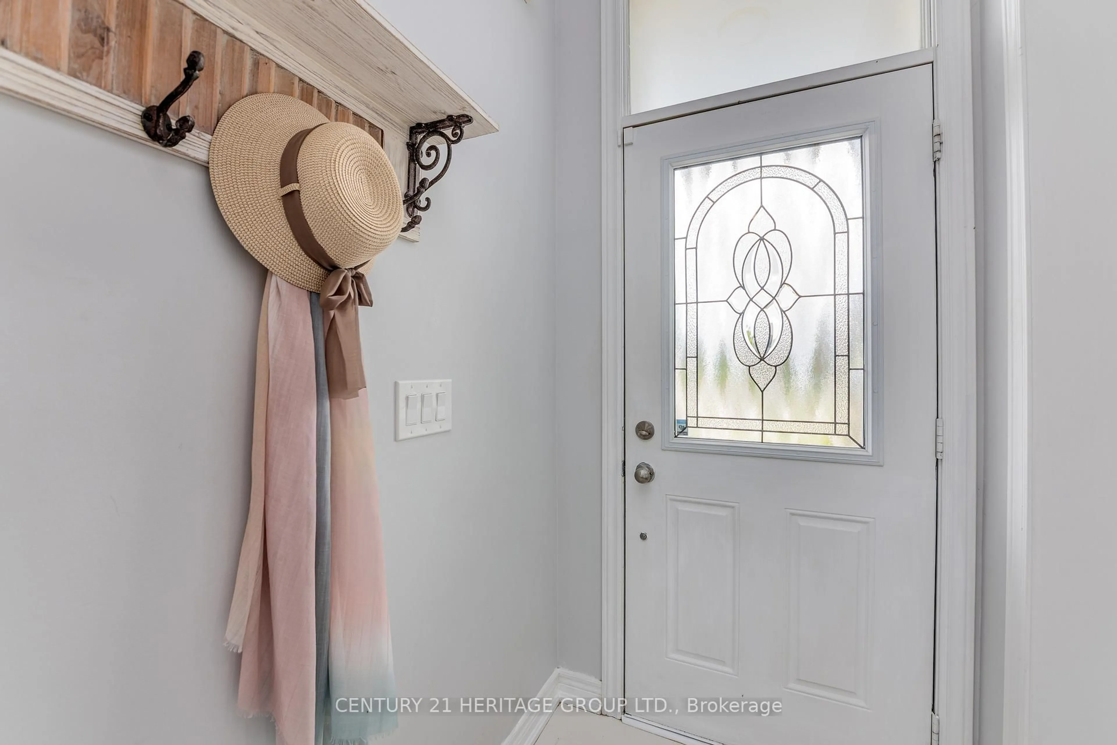 Indoor entryway for 61 Kingsmere Cres, New Tecumseth Ontario L9R 0K6