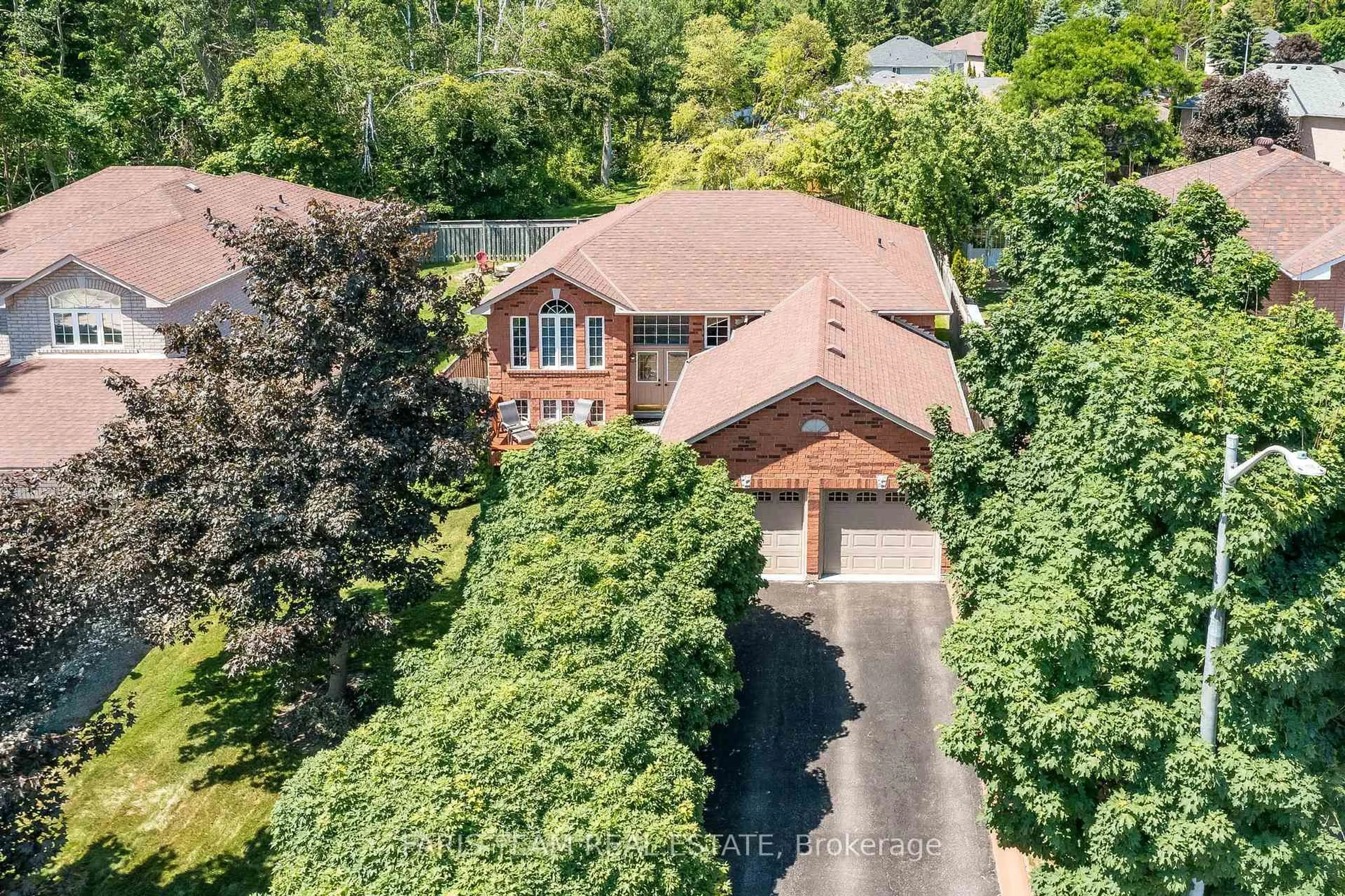 A pic from outside/outdoor area/front of a property/back of a property/a pic from drone, unknown for 1092 Lebanon Dr, Innisfil Ontario L9S 2B3