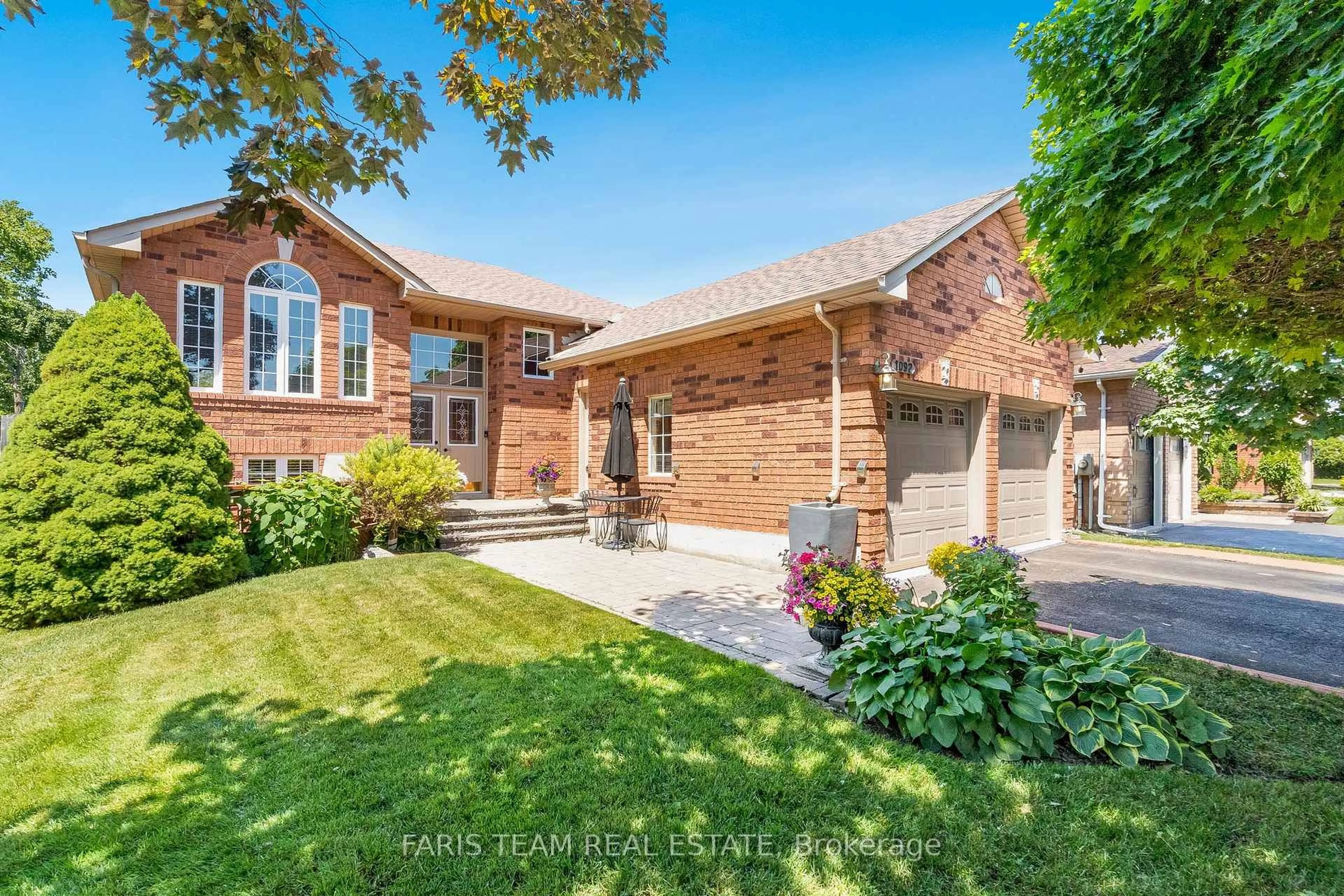 Home with brick exterior material, street for 1092 Lebanon Dr, Innisfil Ontario L9S 2B3