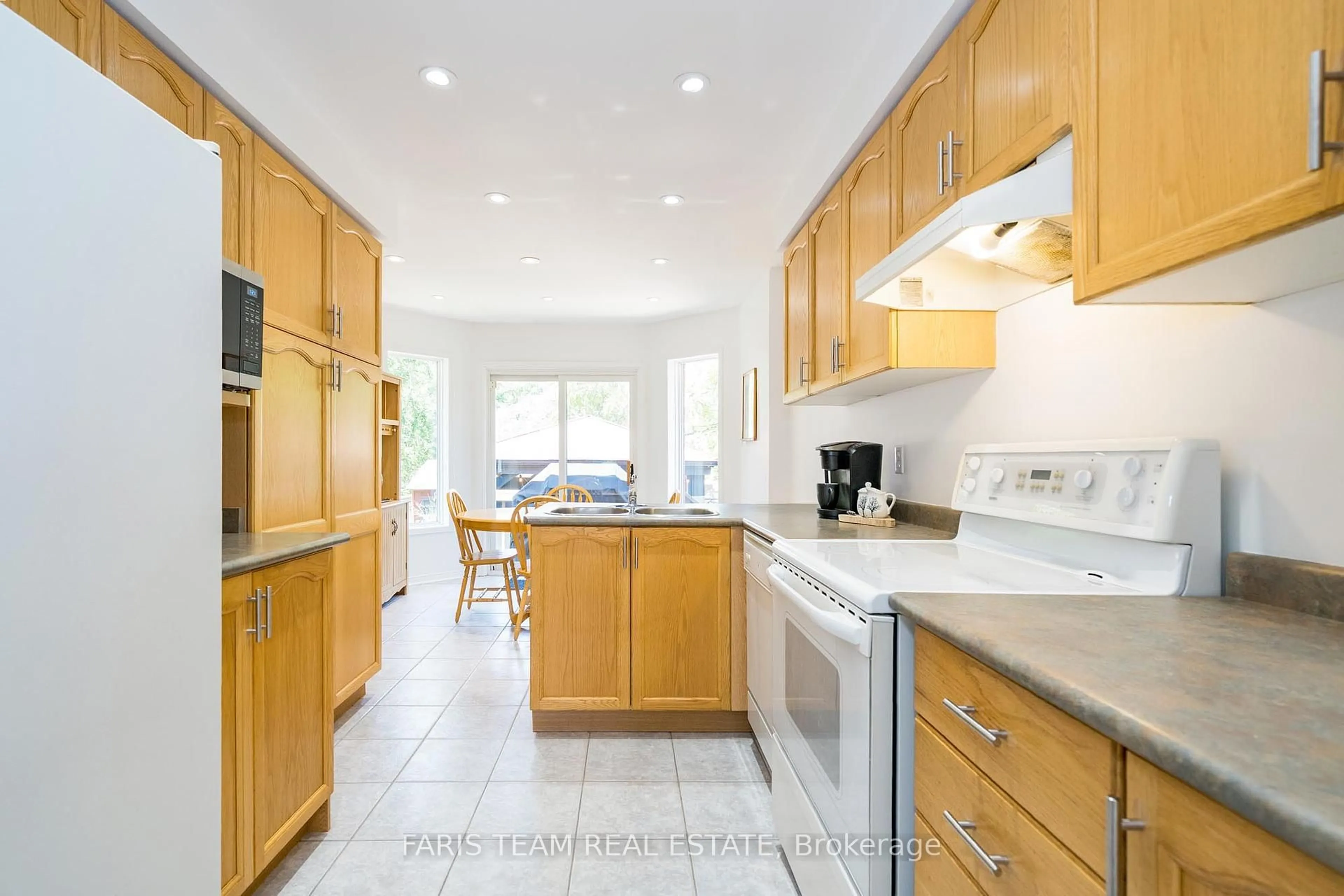 Open concept kitchen, ceramic/tile floor for 1092 Lebanon Dr, Innisfil Ontario L9S 2B3