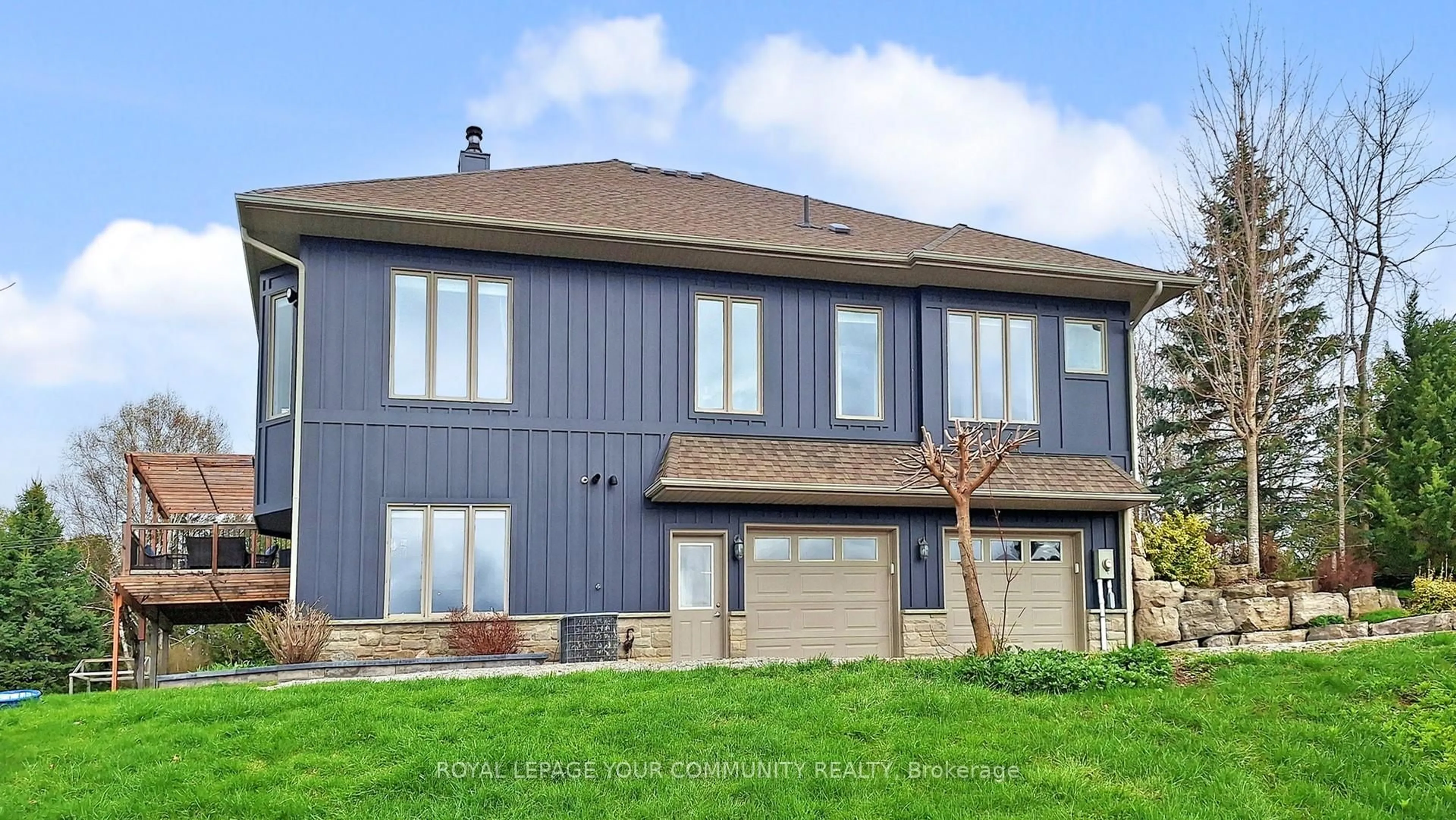 Home with vinyl exterior material, building for 4499 Sideroad 15 Sdrd, New Tecumseth Ontario L0L 1L0