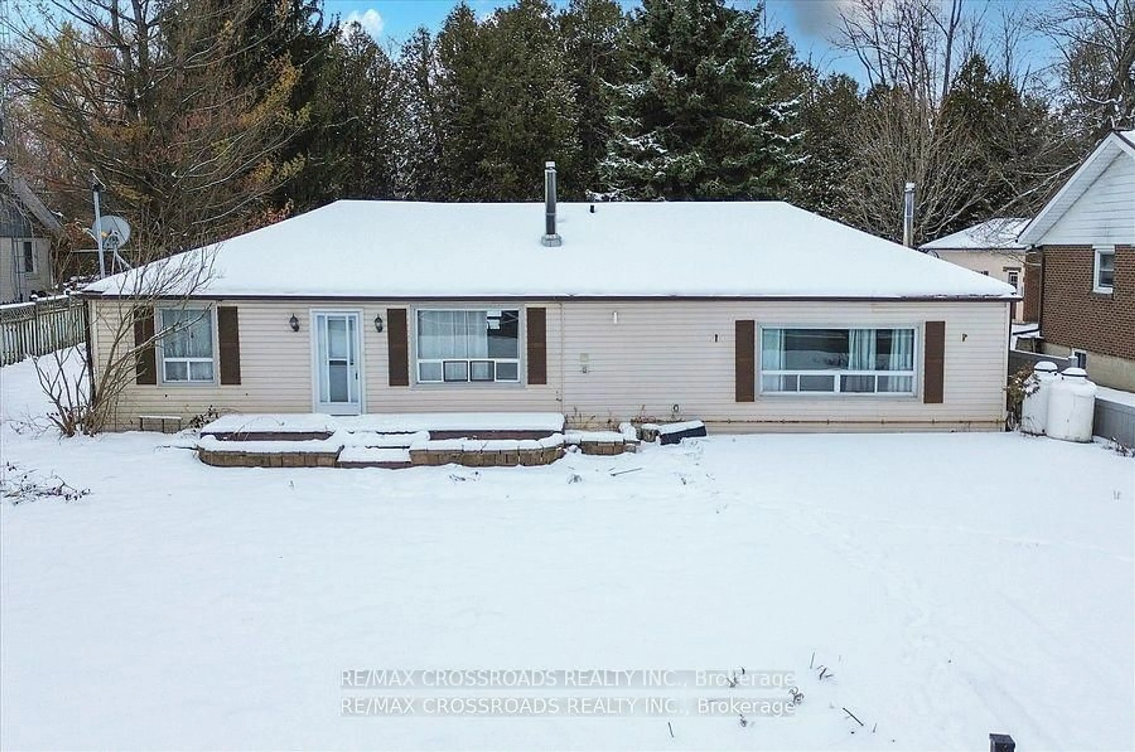 A pic from outside/outdoor area/front of a property/back of a property/a pic from drone, unknown for 21654 Warden Ave, East Gwillimbury Ontario L0G 1R0