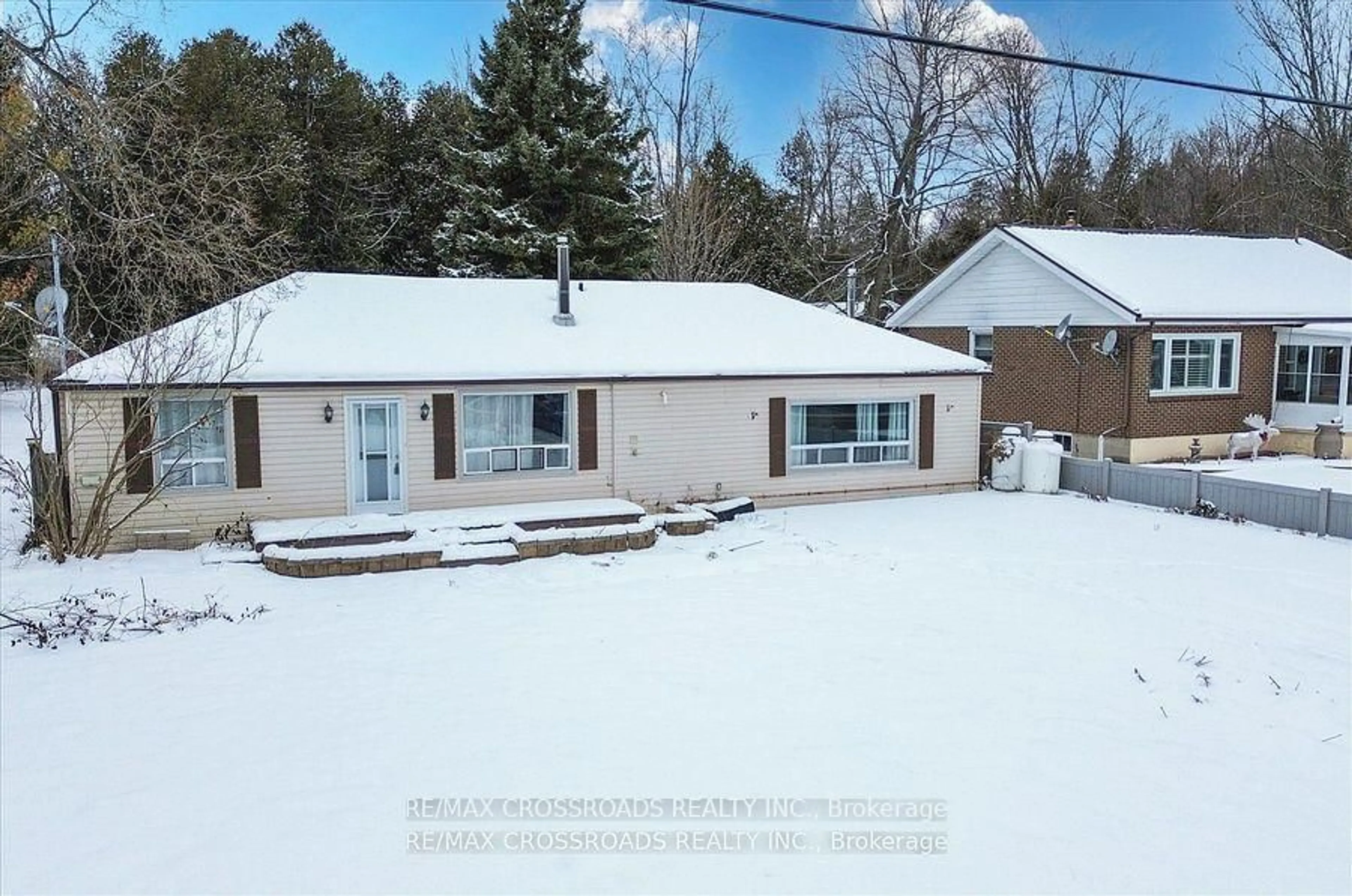 A pic from outside/outdoor area/front of a property/back of a property/a pic from drone, street for 21654 Warden Ave, East Gwillimbury Ontario L0G 1R0