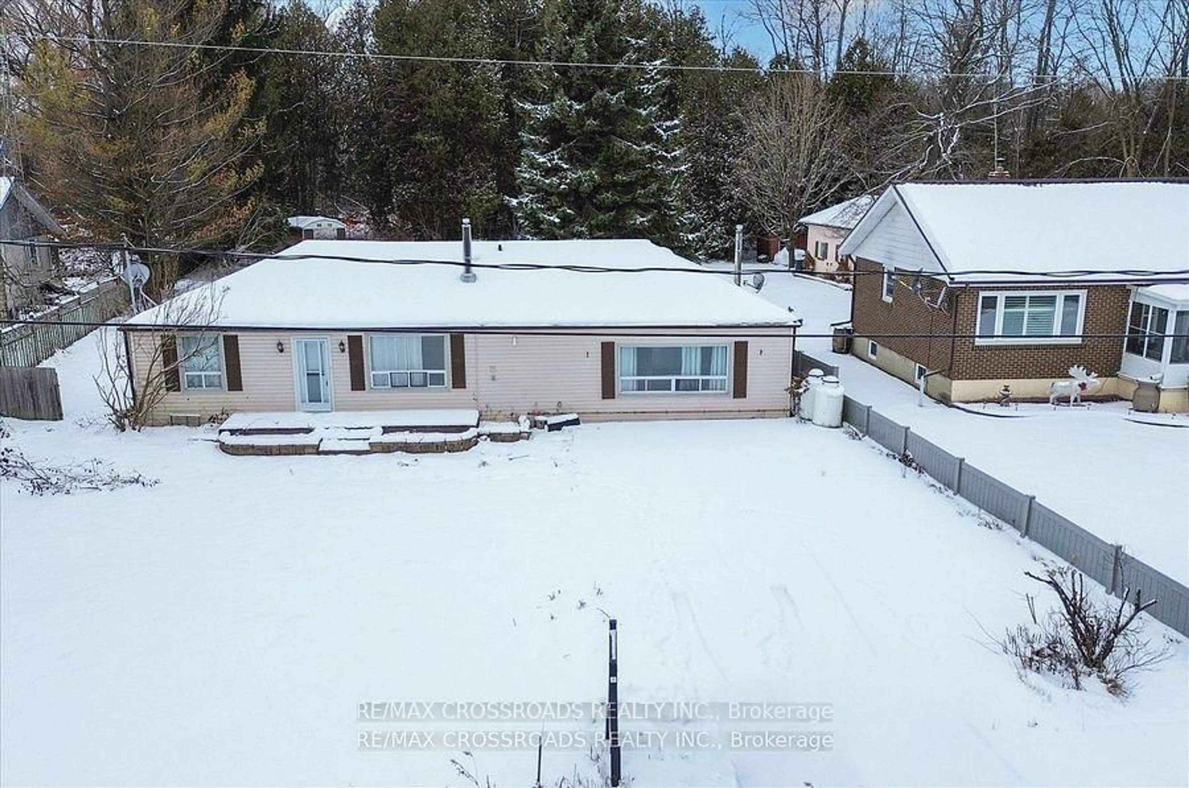 A pic from outside/outdoor area/front of a property/back of a property/a pic from drone, street for 21654 Warden Ave, East Gwillimbury Ontario L0G 1R0