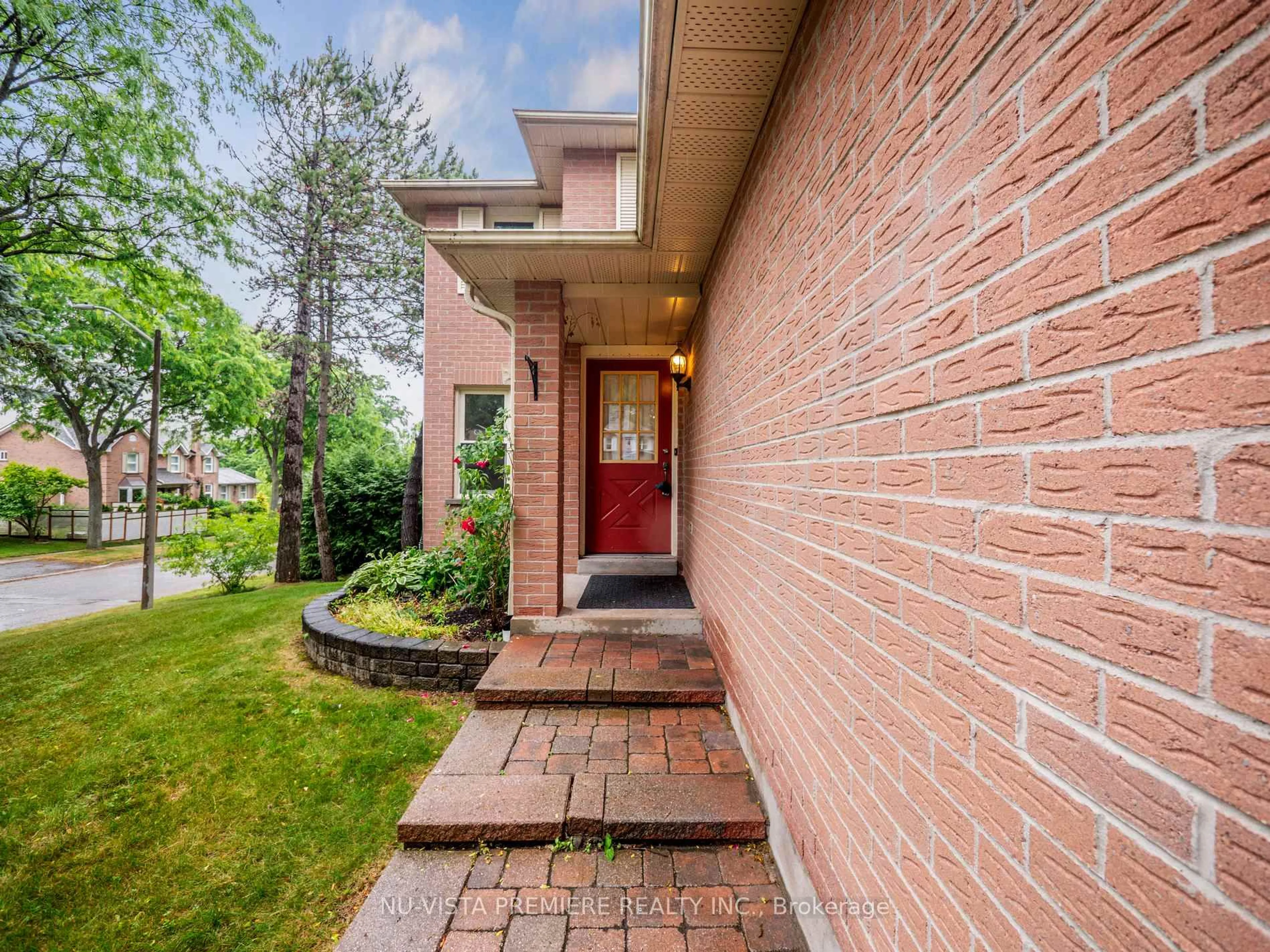 Home with brick exterior material, street for 5 Mendys Forest, Aurora Ontario L4G 5A4