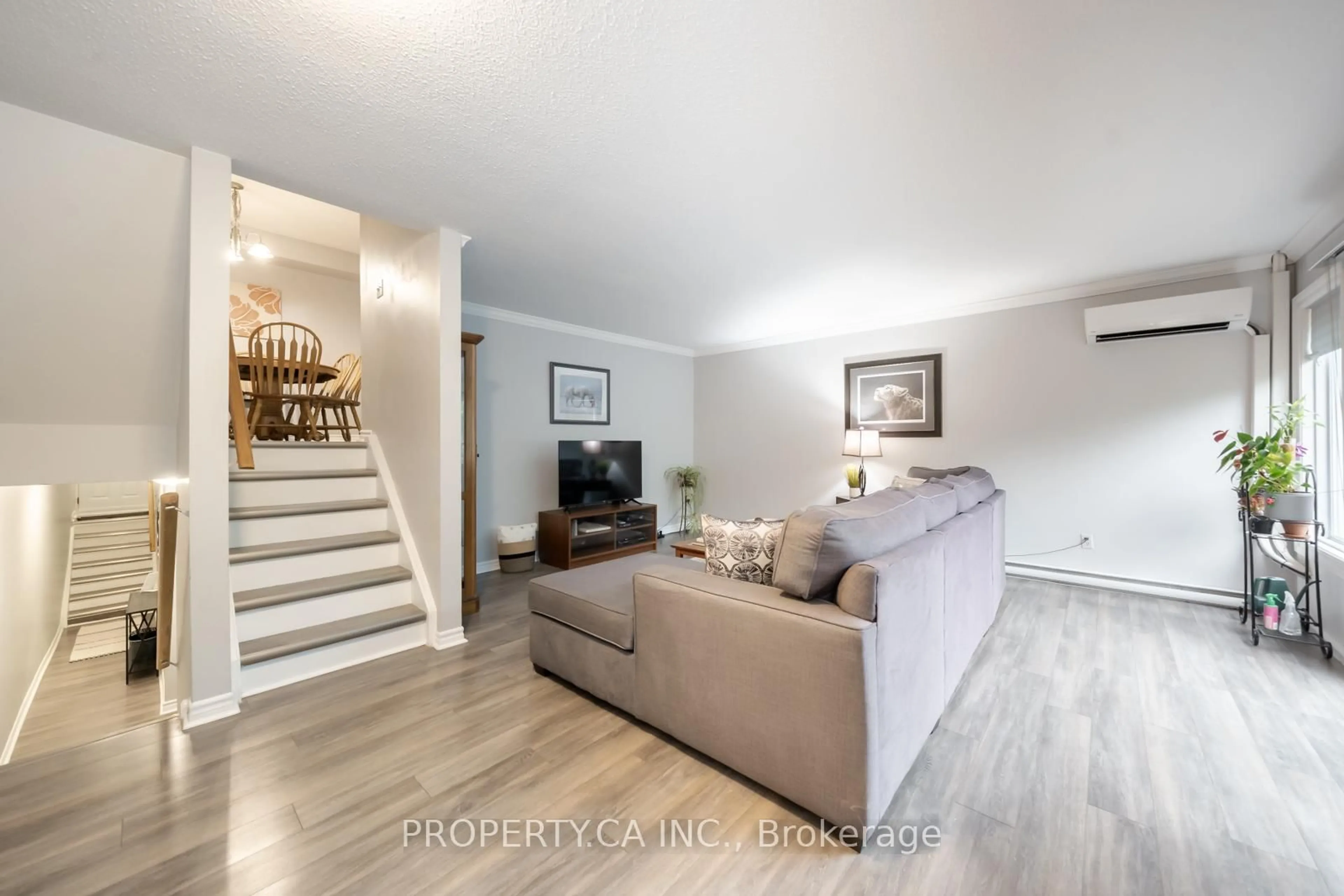 Living room with furniture, wood/laminate floor for 325 Milestone Cres, Aurora Ontario L4G 3M2
