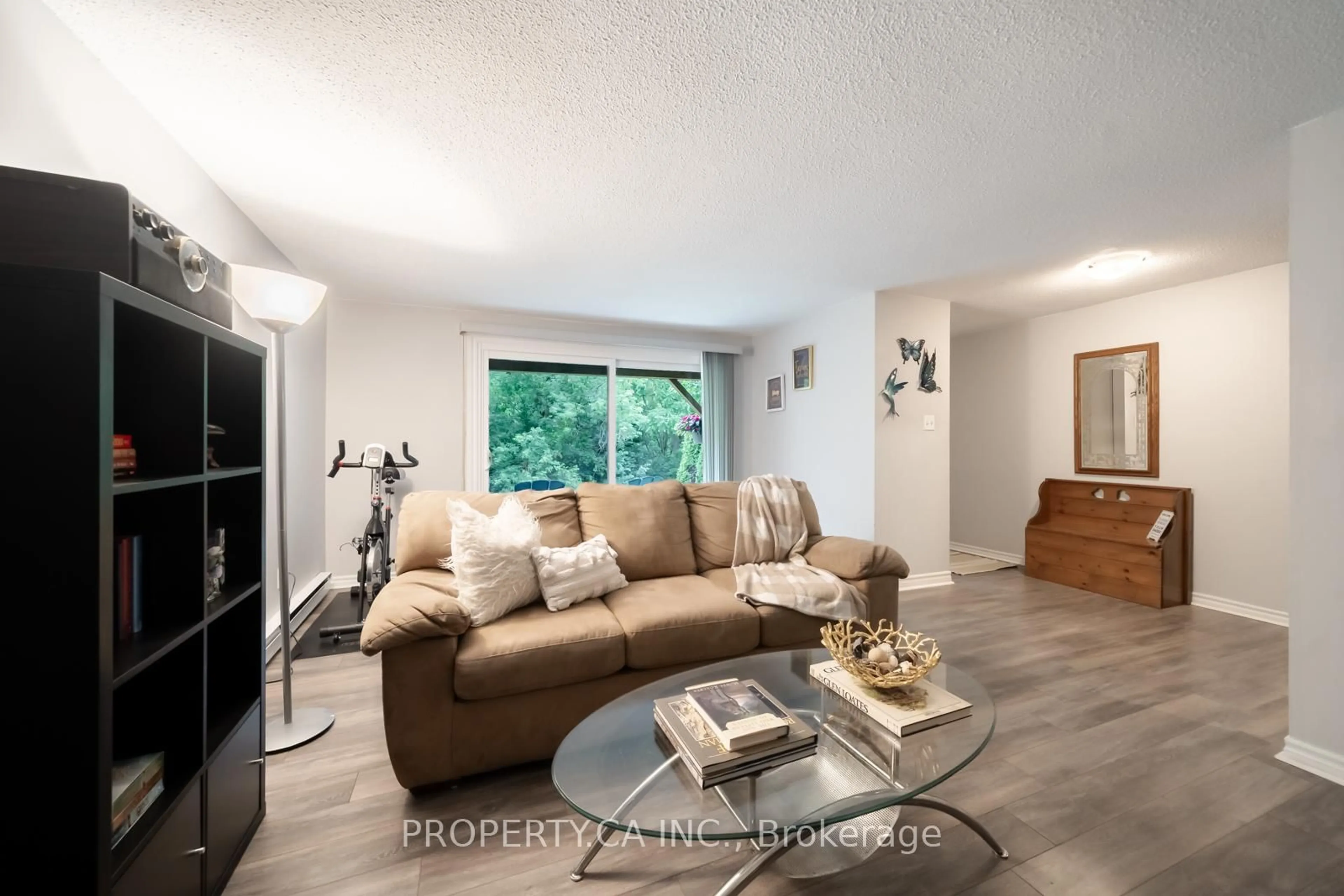 Living room with furniture, unknown for 325 Milestone Cres, Aurora Ontario L4G 3M2