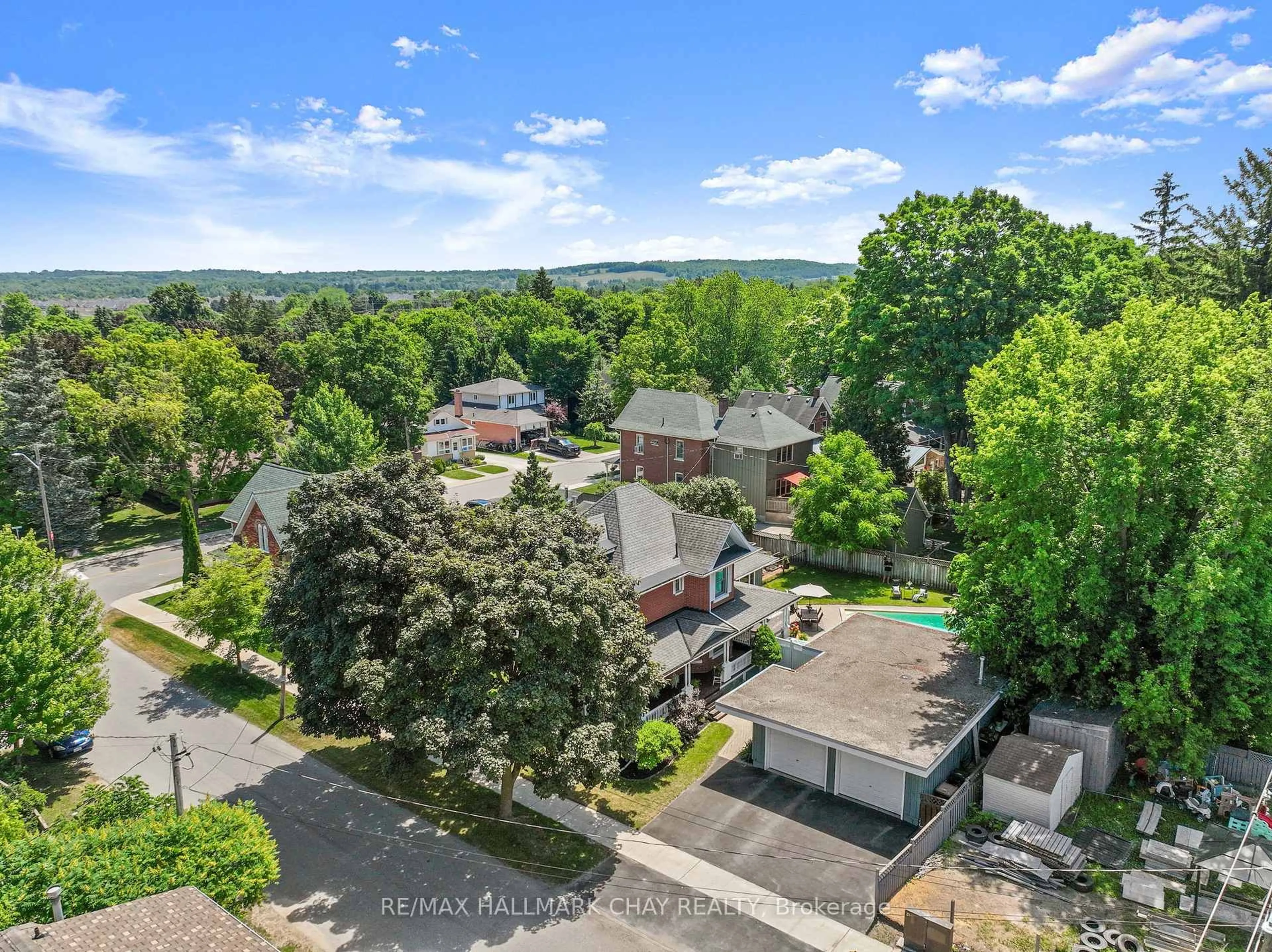 A pic from outside/outdoor area/front of a property/back of a property/a pic from drone, unknown for 5 Greenaway St, New Tecumseth Ontario L0G 1W0