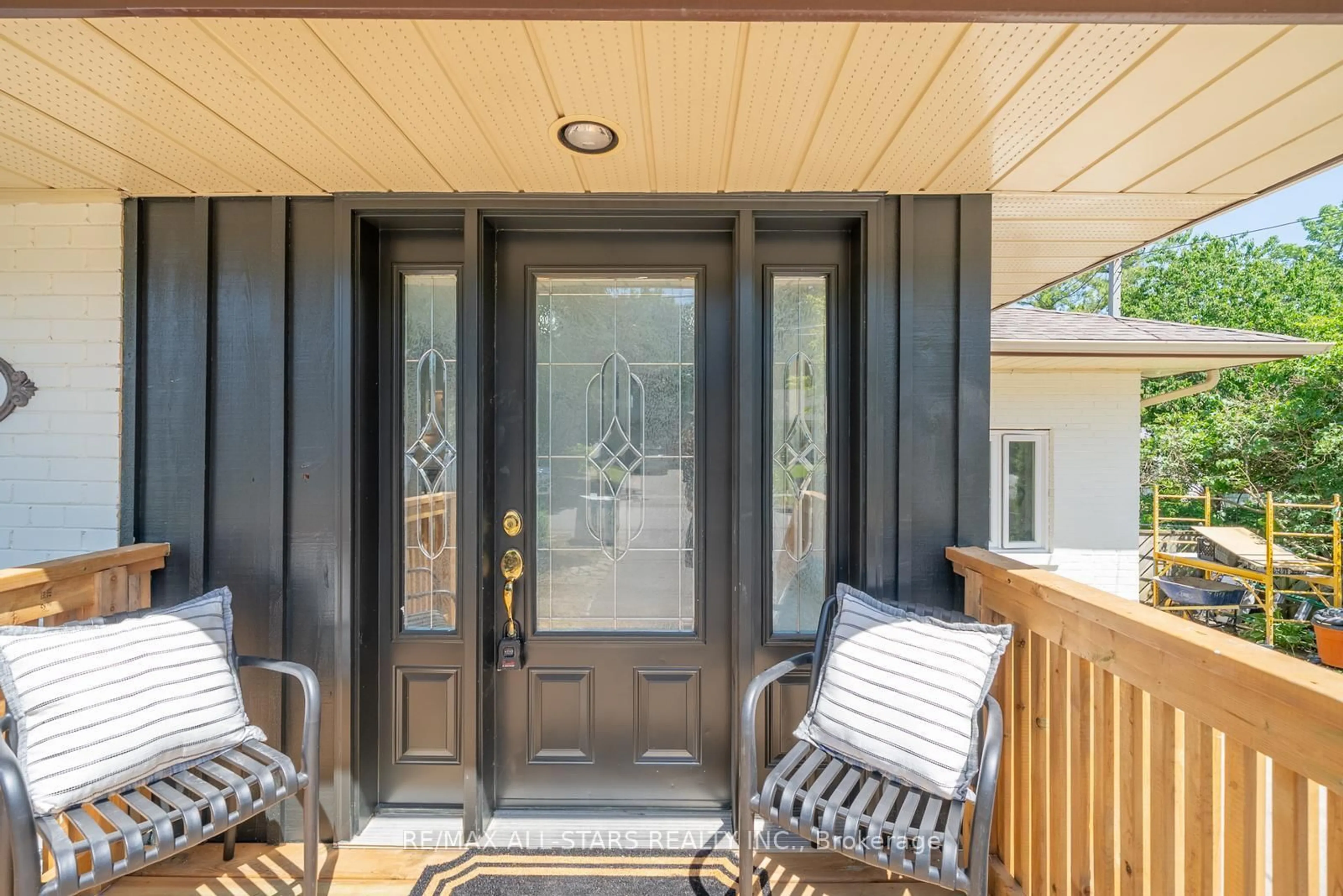 Indoor entryway for 119 Albert St, Whitchurch-Stouffville Ontario L4A 1B2