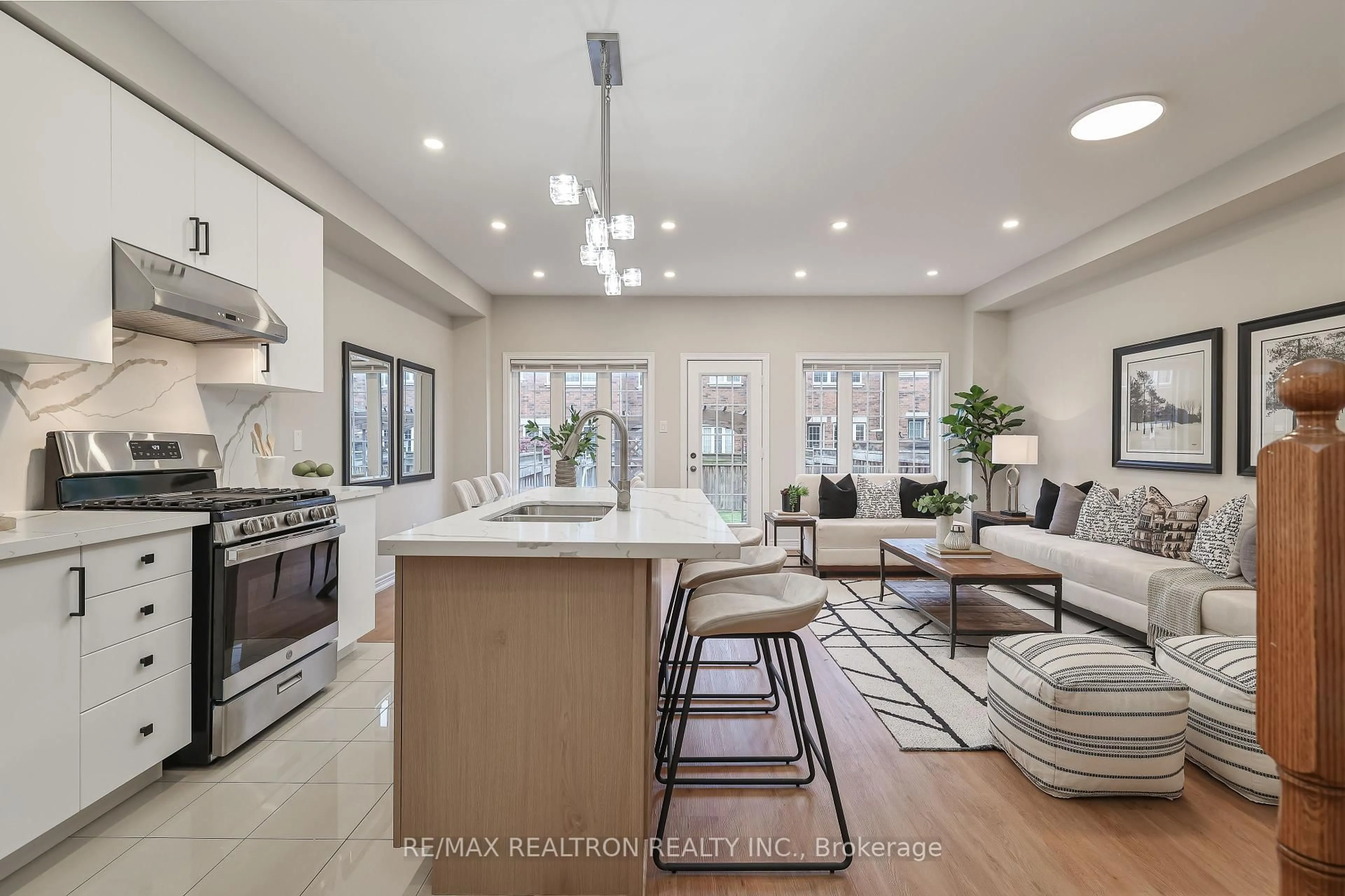 Open concept kitchen, ceramic/tile floor for 138 Southdown Ave, Vaughan Ontario L6A 4N7